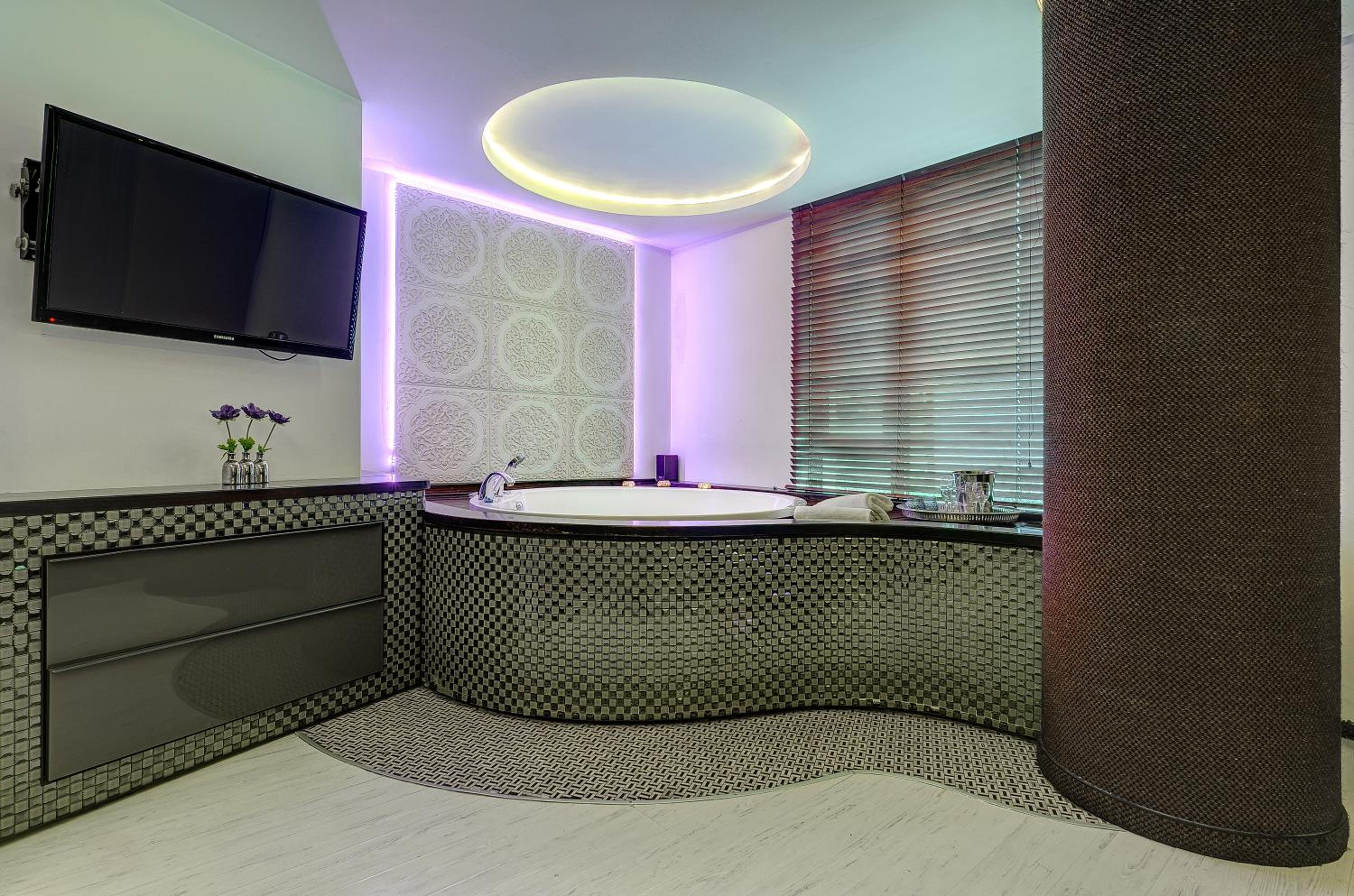 Apartments with jaccuzi view 4