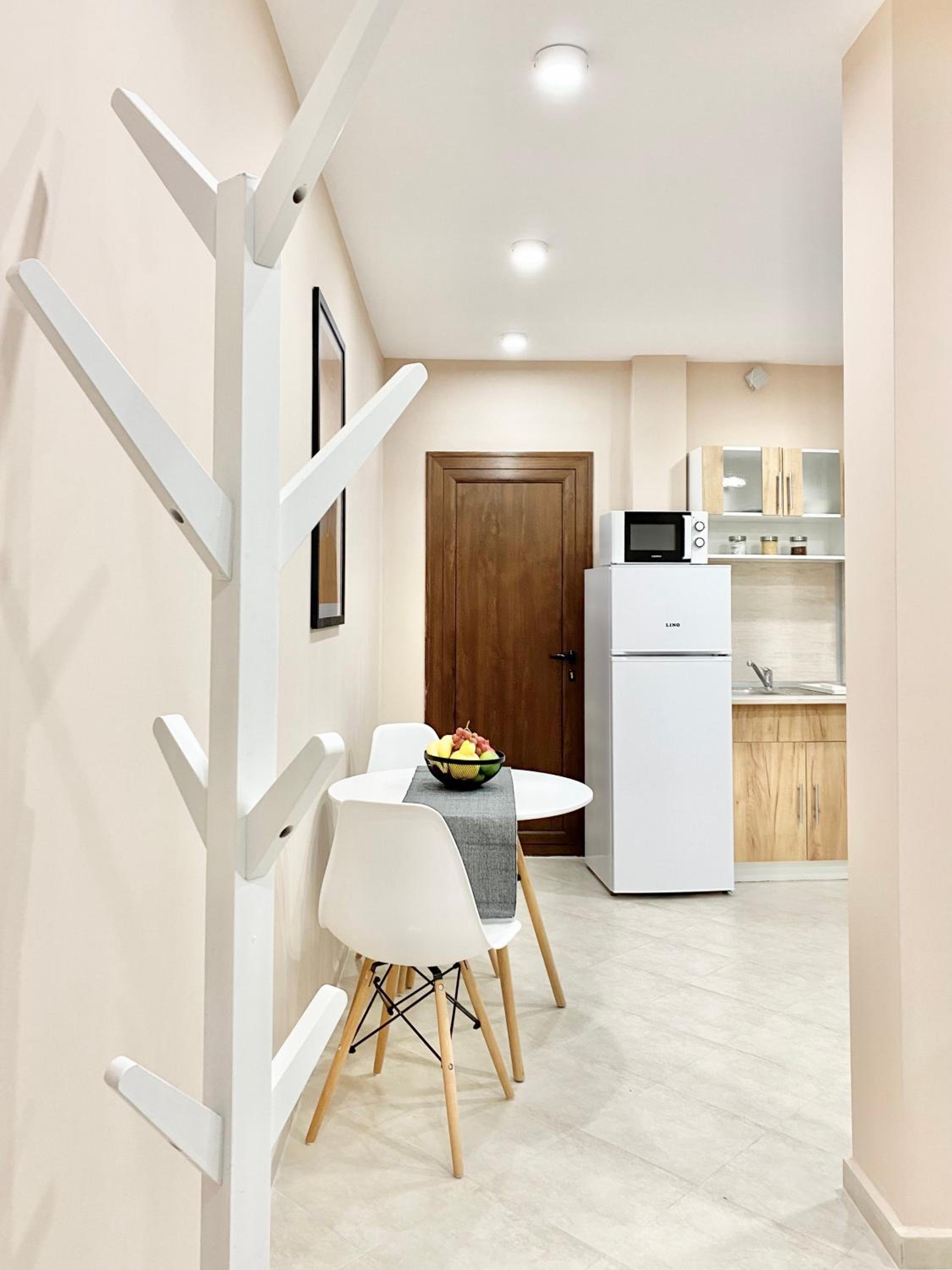 Studio for 4 Guests Next to Mall & Free Street Parking