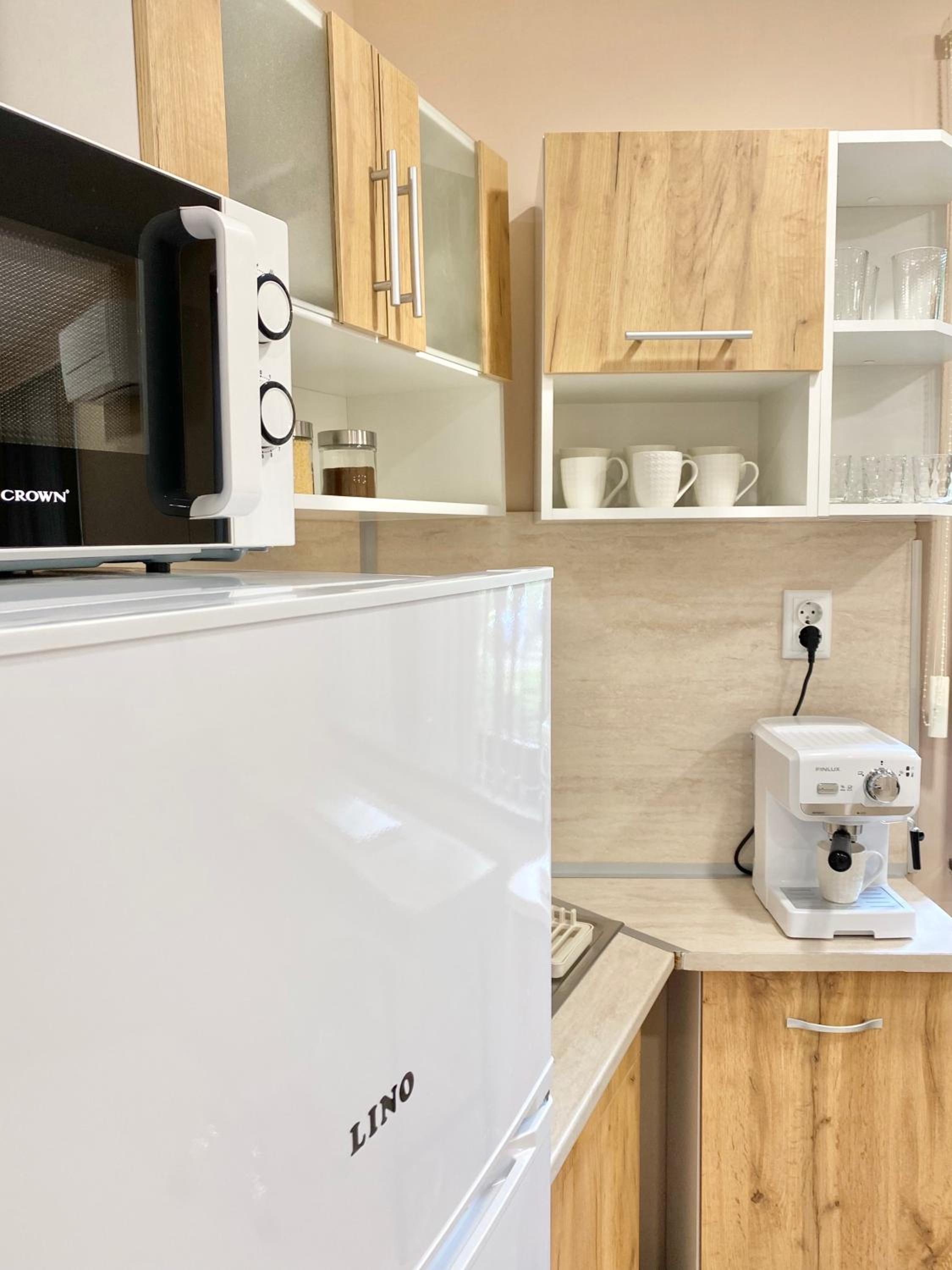 Studio for 4 Guests Next to Mall & Free Street Parking