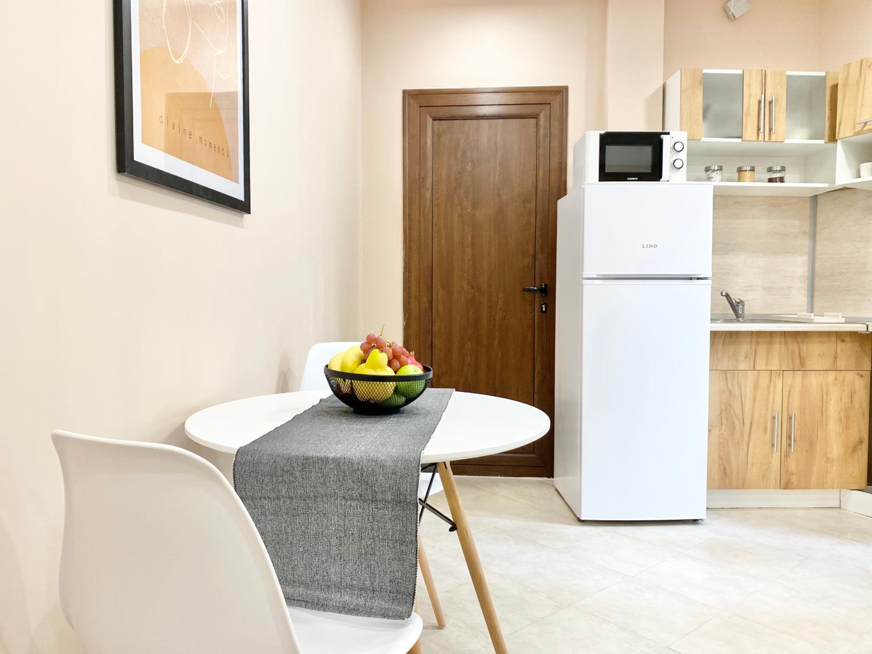 Studio for 4 Guests Next to Mall & Free Street Parking