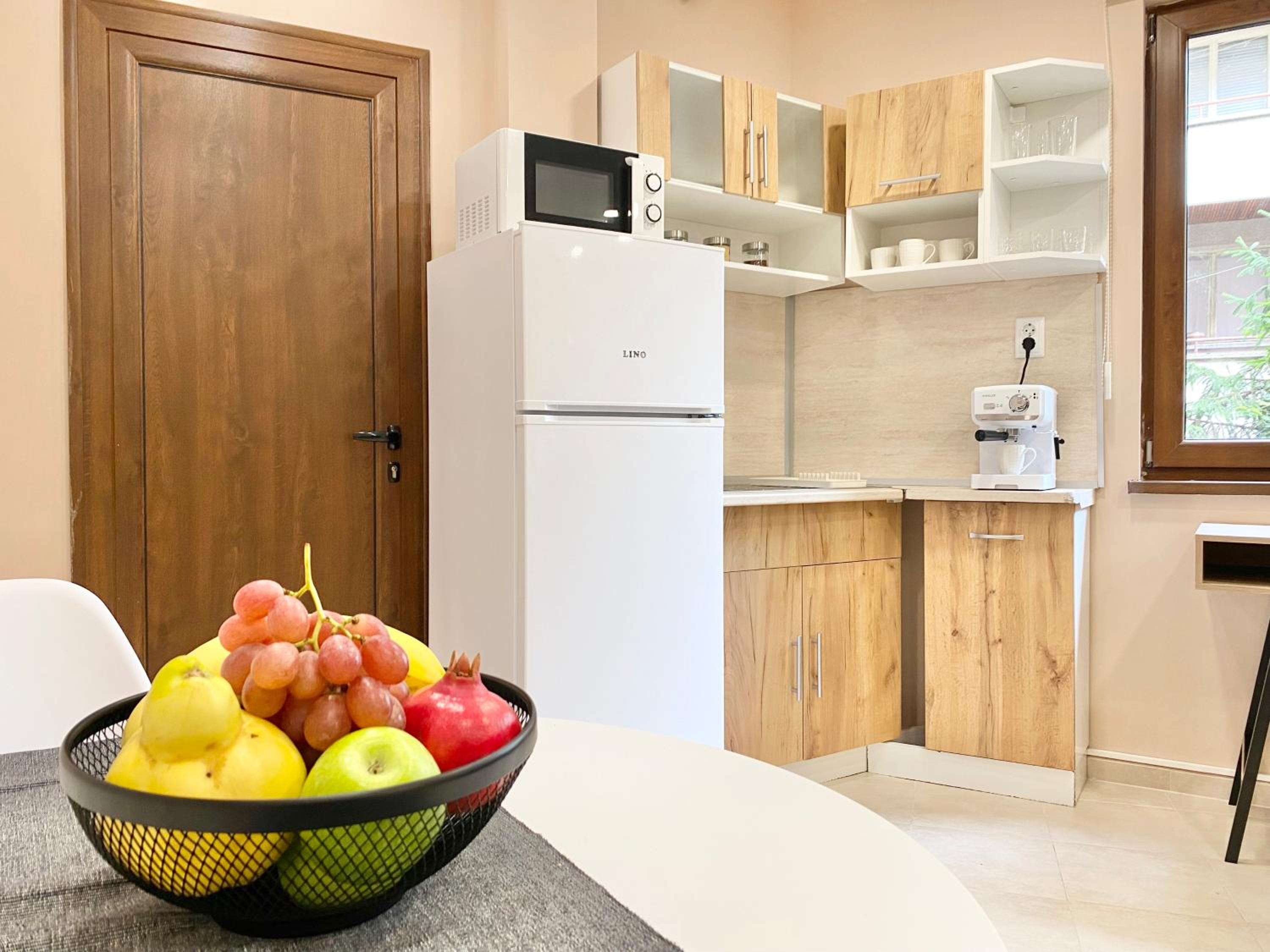 Studio for 4 Guests Next to Mall & Free Street Parking