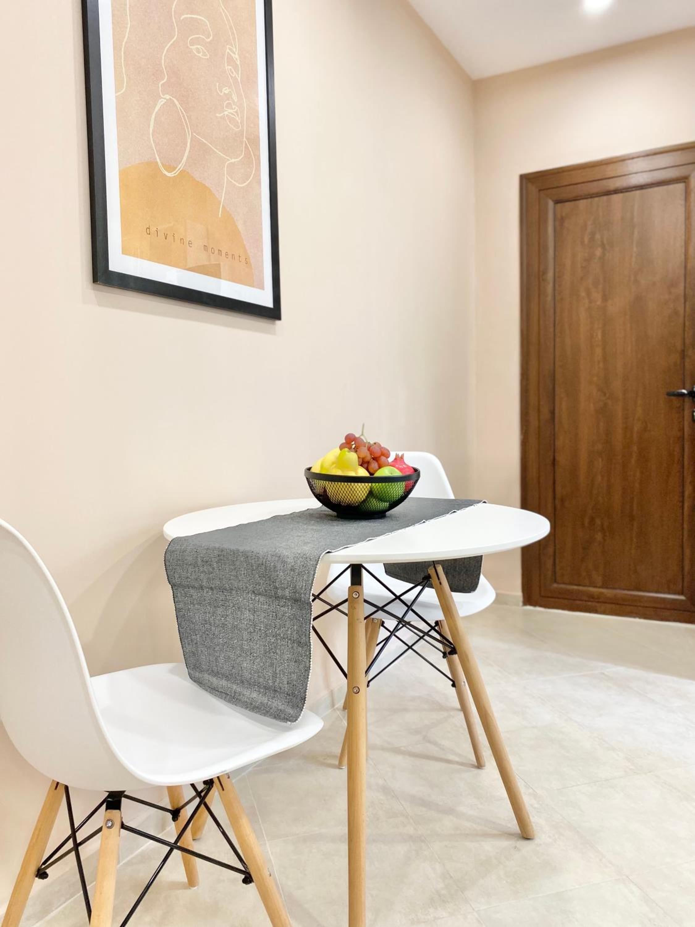 Studio for 4 Guests Next to Mall & Free Street Parking