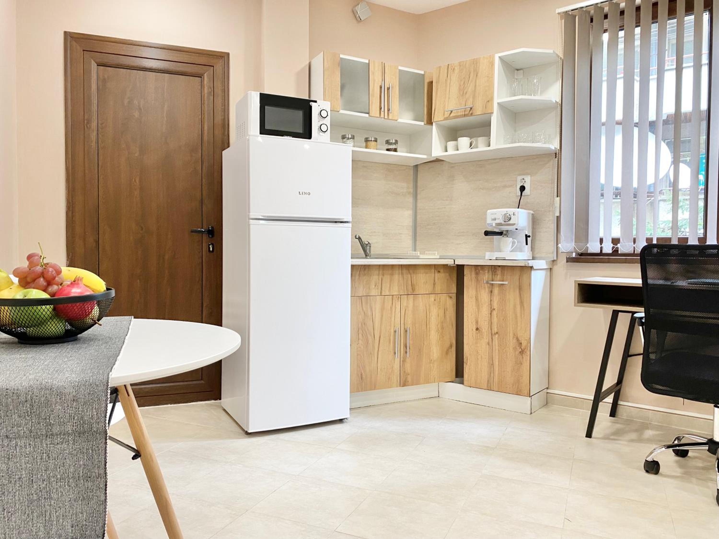 Studio for 4 Guests Next to Mall & Free Street Parking