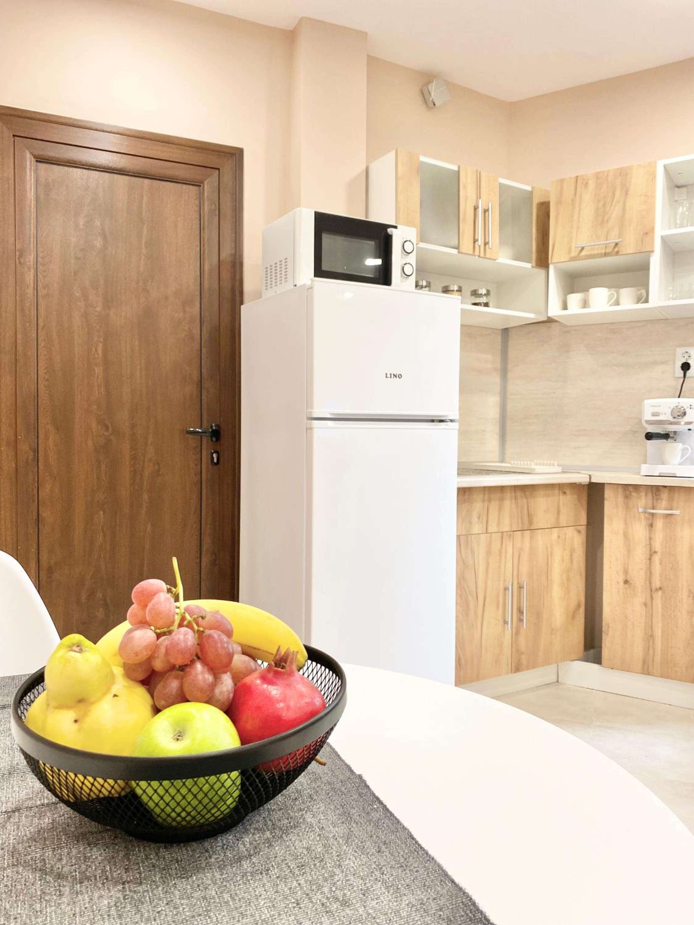 Studio for 4 Guests Next to Mall & Free Street Parking