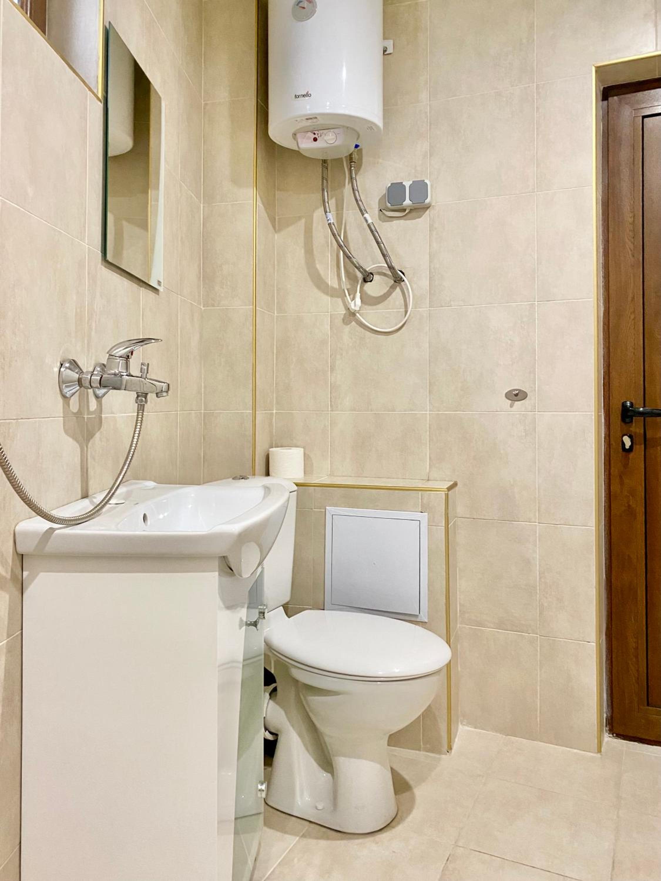 Studio for 4 Guests Next to Mall & Free Street Parking