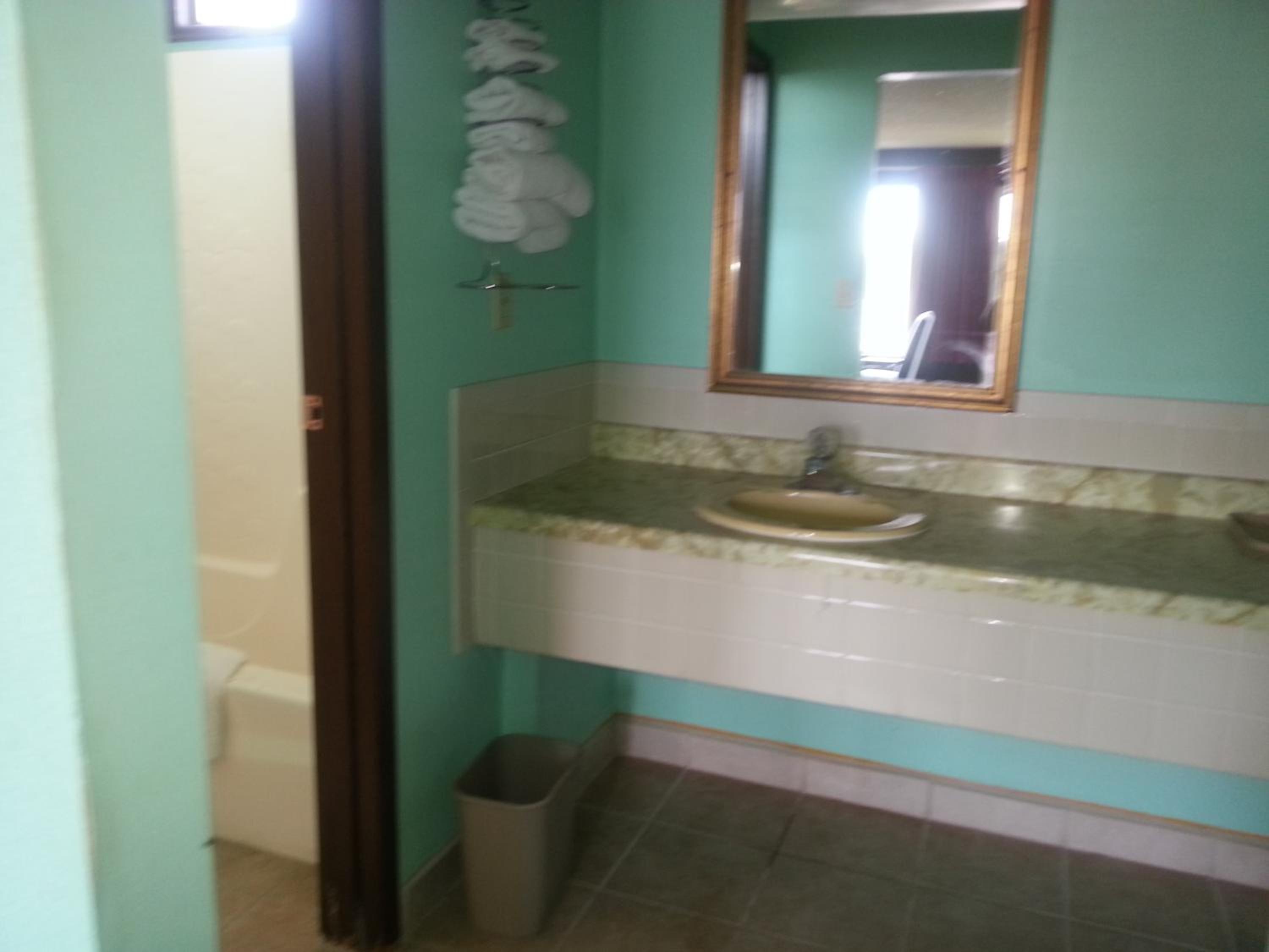 Gray Plaza Motel West Frankfort, photo 32