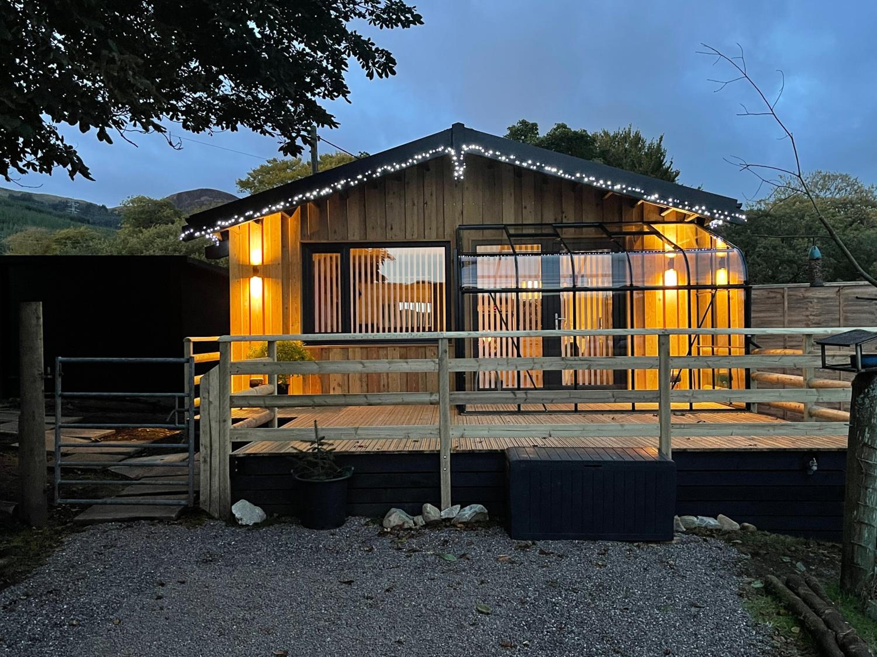 Spacious lodge with king sized bed
