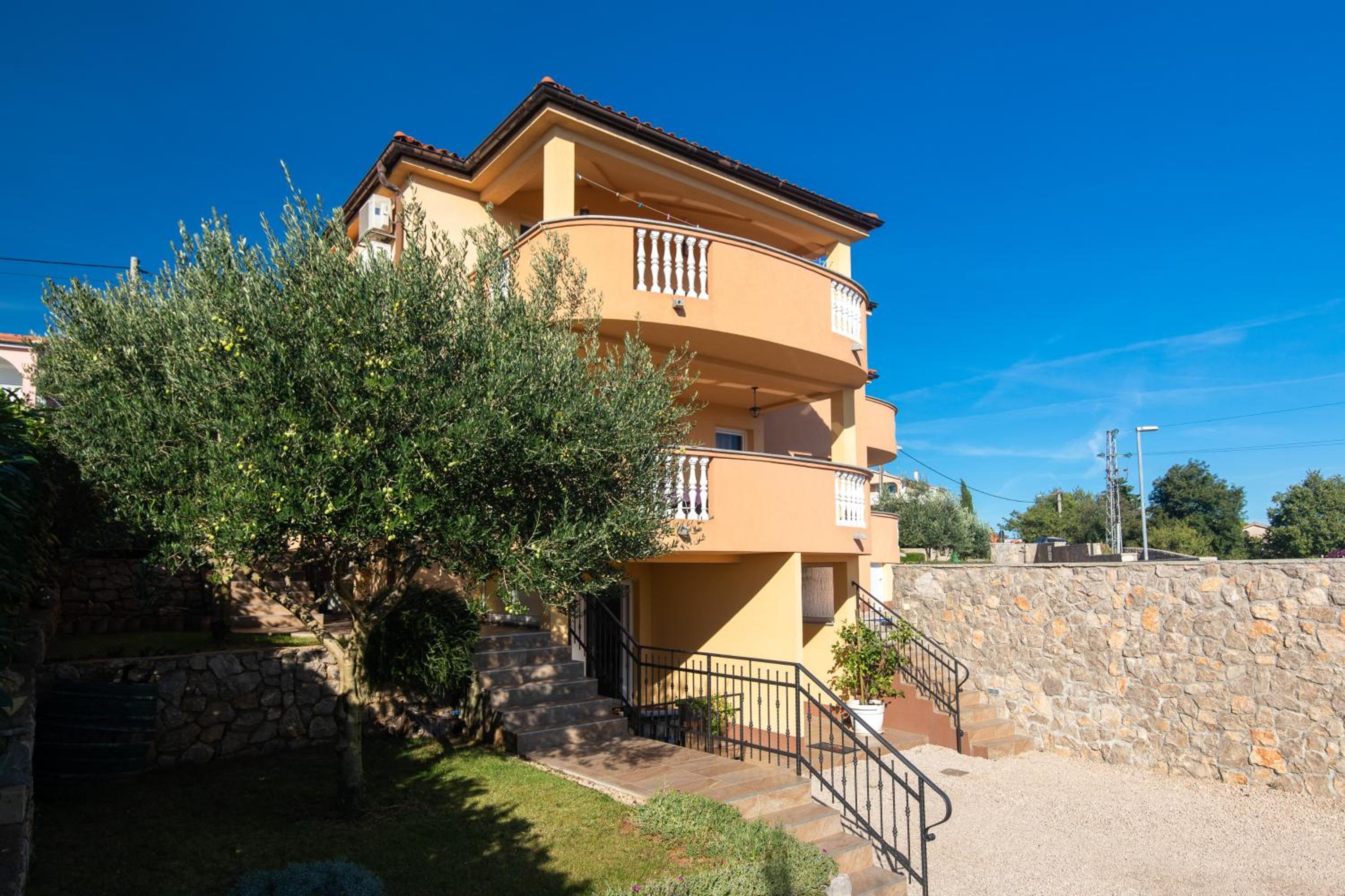 La Vista apartments with pool view 4