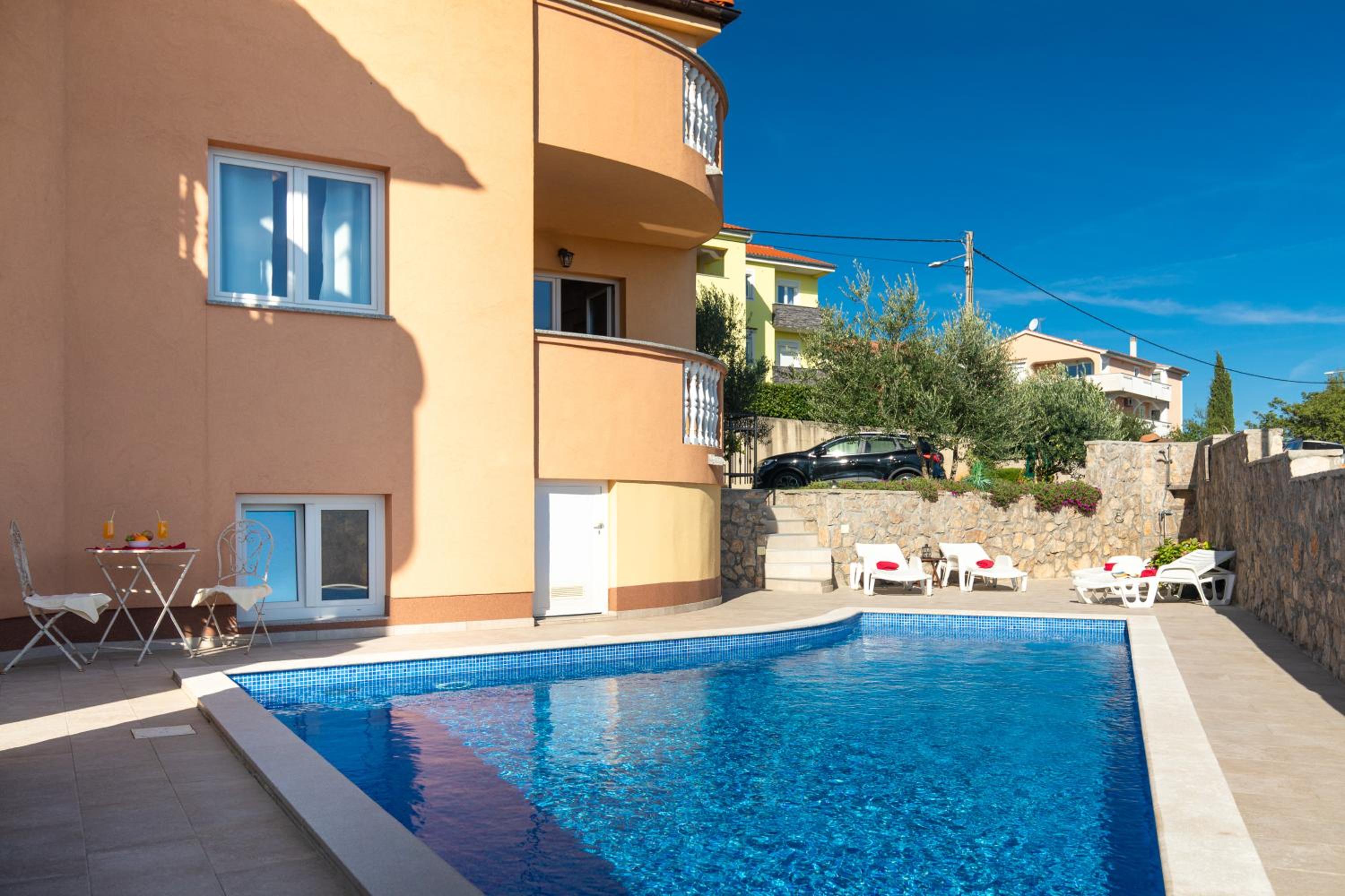 La Vista apartments with pool view 2