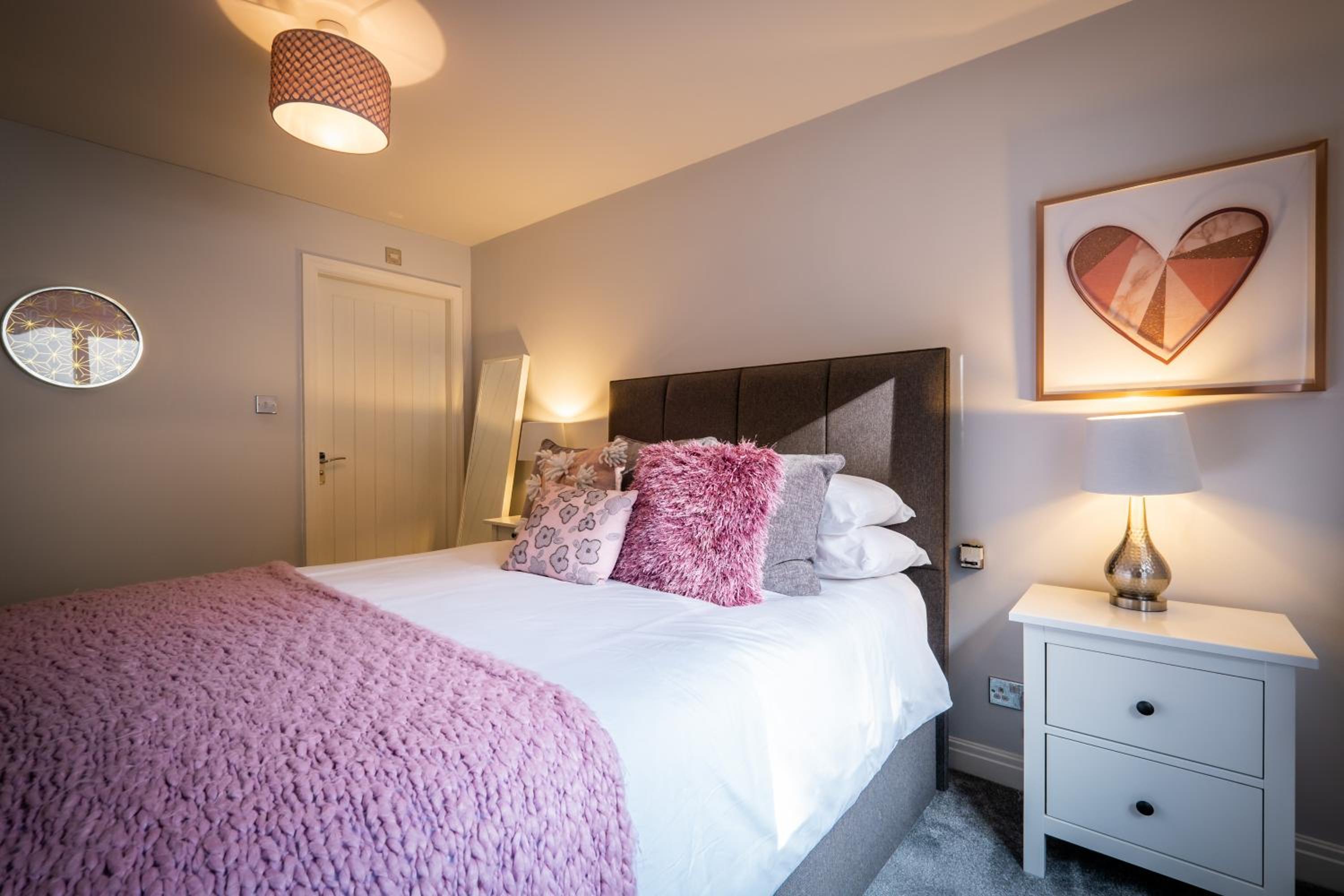 Bellman apartment - Pet friendly with parking - FREE off-site Health Club access with Pool, Sauna, Steam Room & Gym Short 10 Minute Drive Away view 3