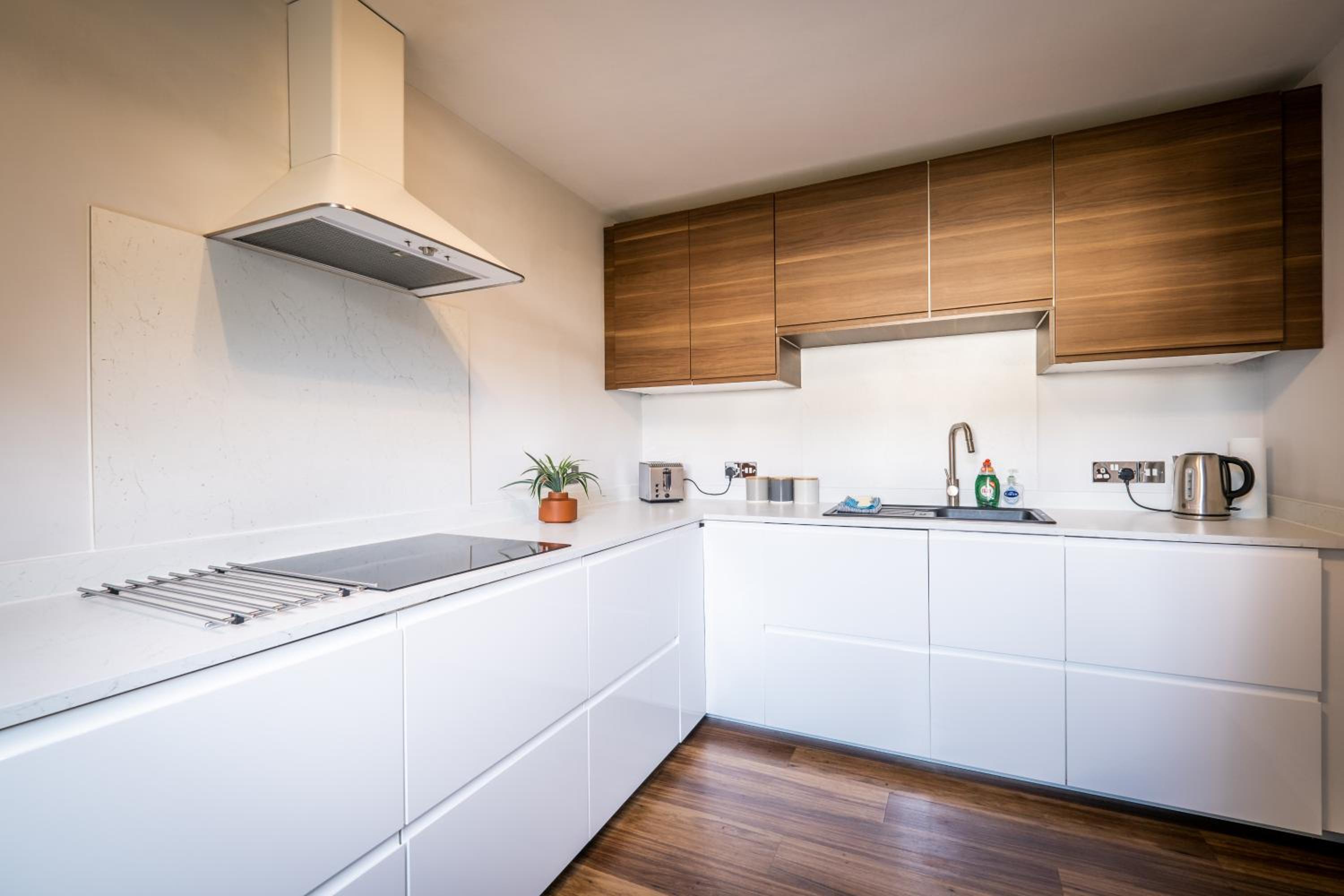 Bellman apartment - Pet friendly with parking - FREE off-site Health Club access with Pool, Sauna, Steam Room & Gym Short 10 Minute Drive Away view 5