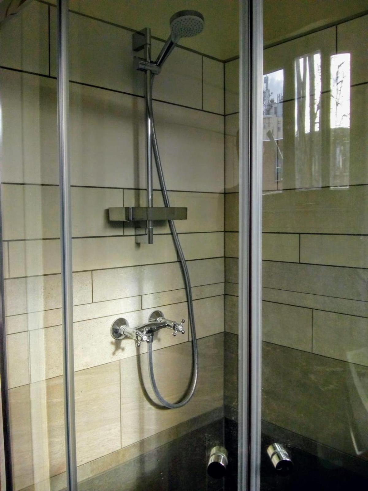 ALDO, not for parties, not a hotel, room with shared bathroom, no kitchen