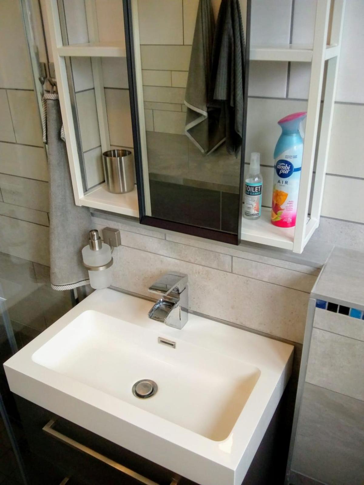 ALDO, not for parties, not a hotel, room with shared bathroom, no kitchen