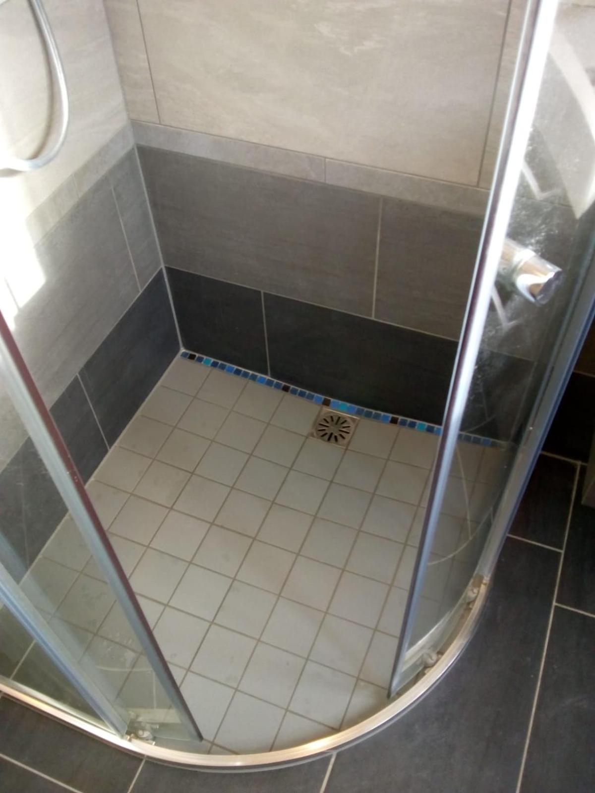 ALDO, not for parties, not a hotel, room with shared bathroom, no kitchen