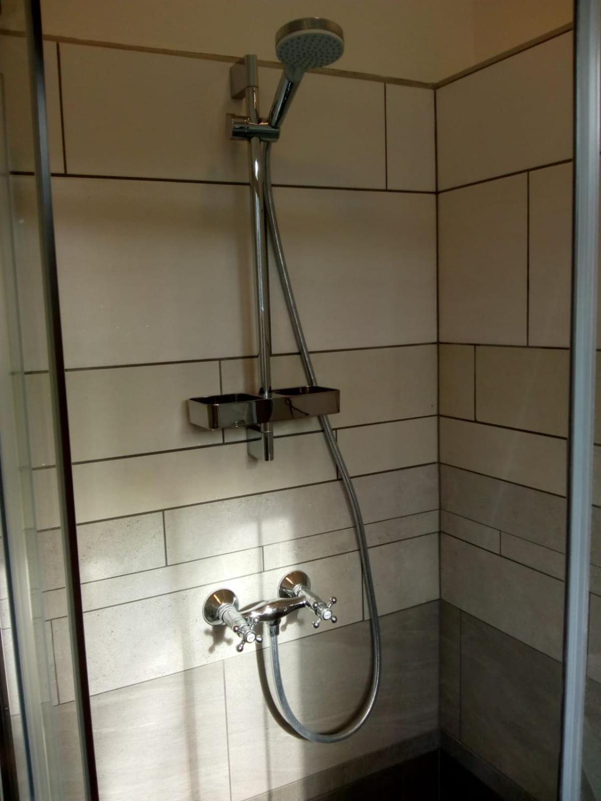 ALDO, not for parties, not a hotel, room with shared bathroom, no kitchen