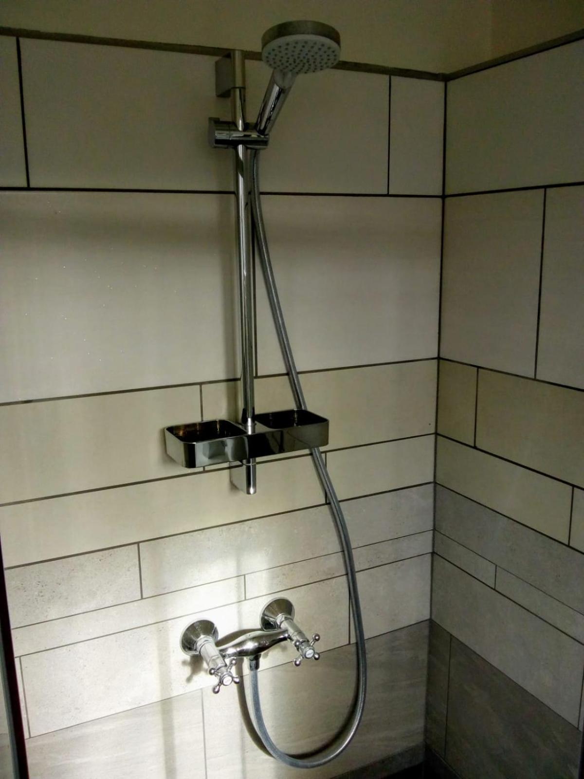 ALDO, not for parties, not a hotel, room with shared bathroom, no kitchen