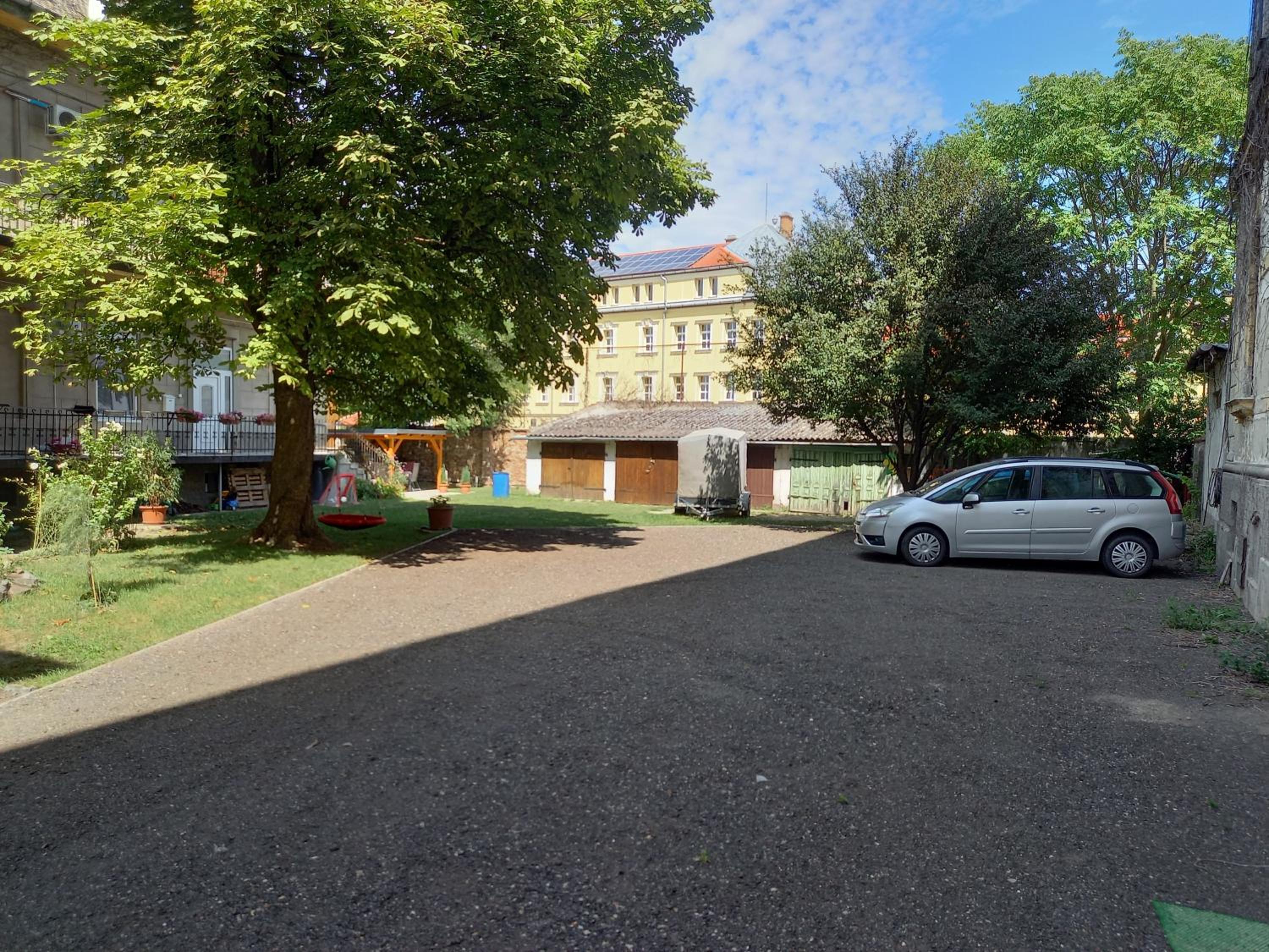 Elizabeth Apartman view 4