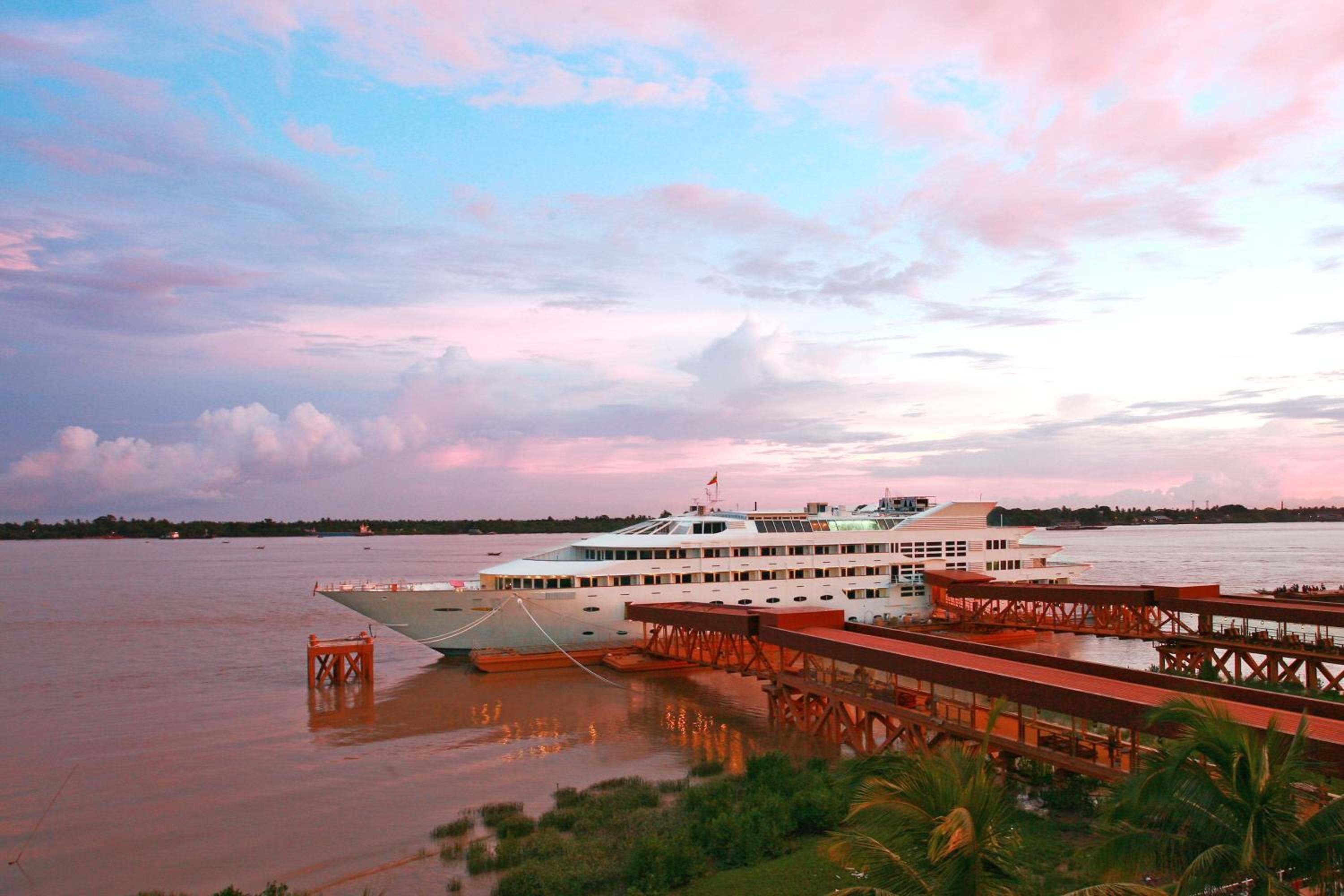 Vintage Luxury Yacht Hotel