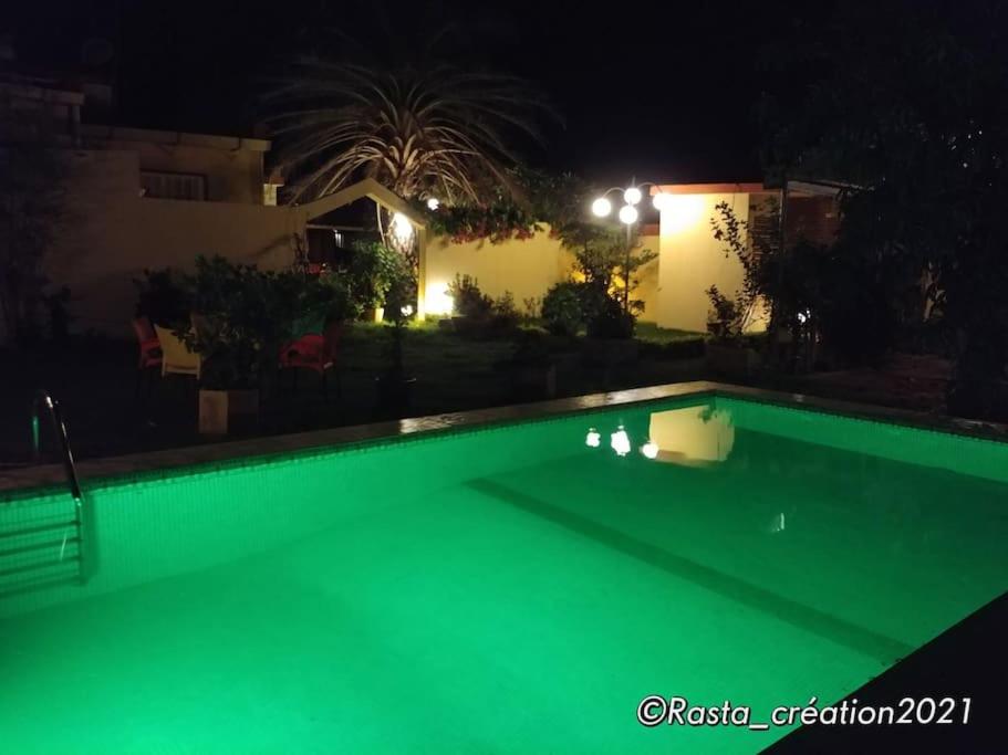 Résidence des hibiscus-roses: jardin, piscine...