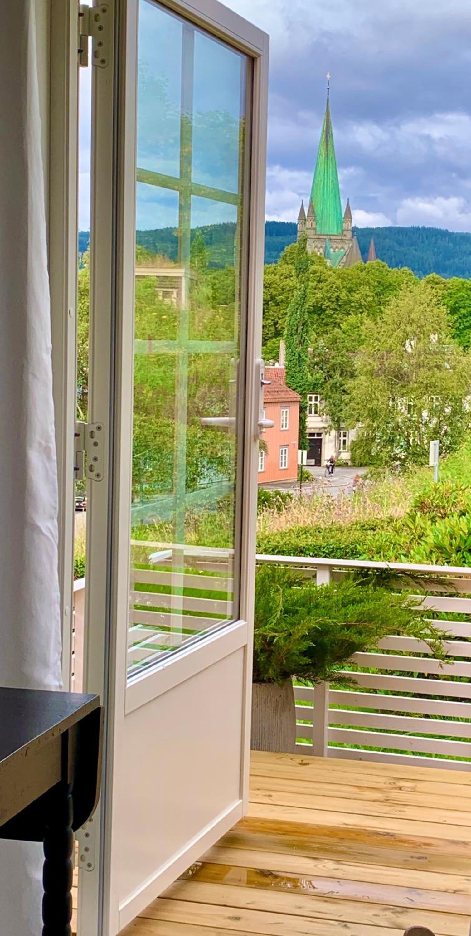Private house-terrace-garden -parking-WiFi-smartTV view 4