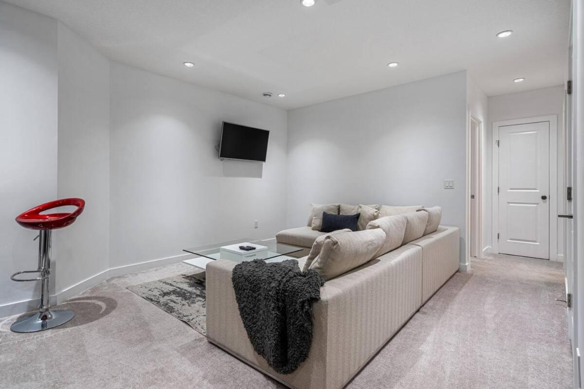 Contemporary Luxury 4 bedroom House near Downtown