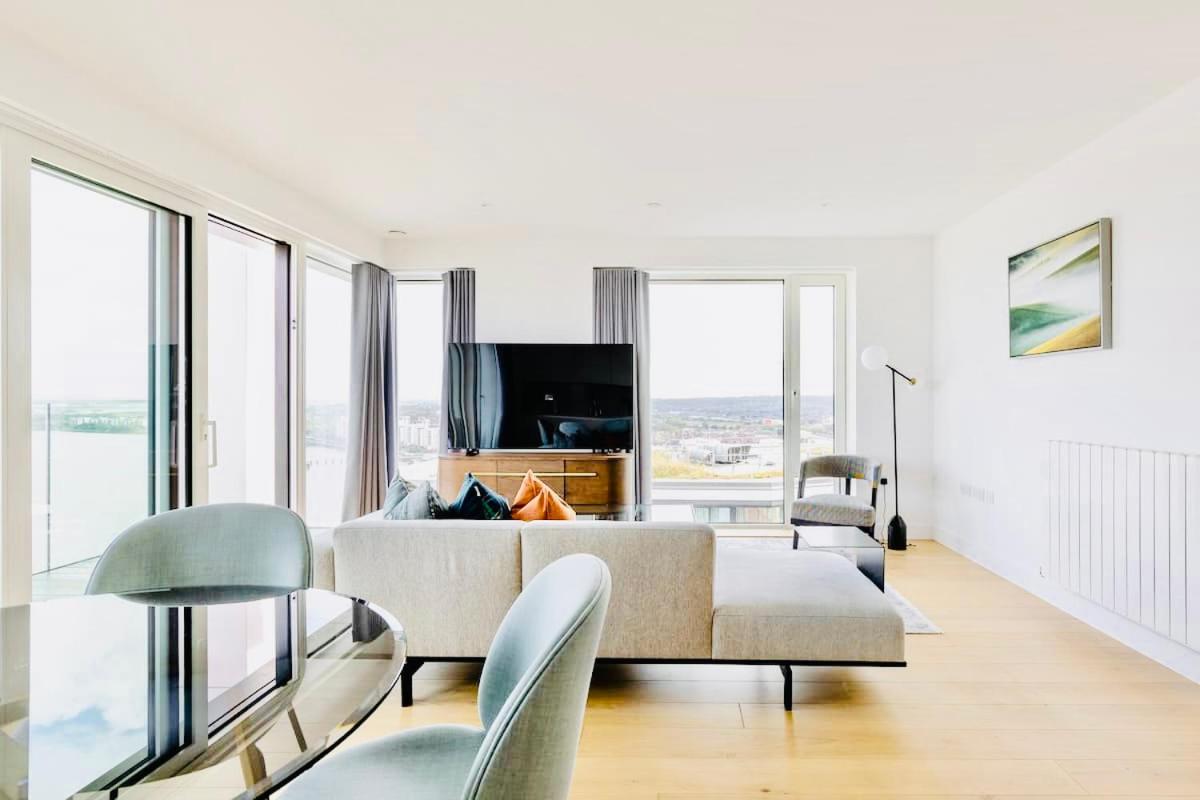 Executive Waterfront Split Penthouse view 3