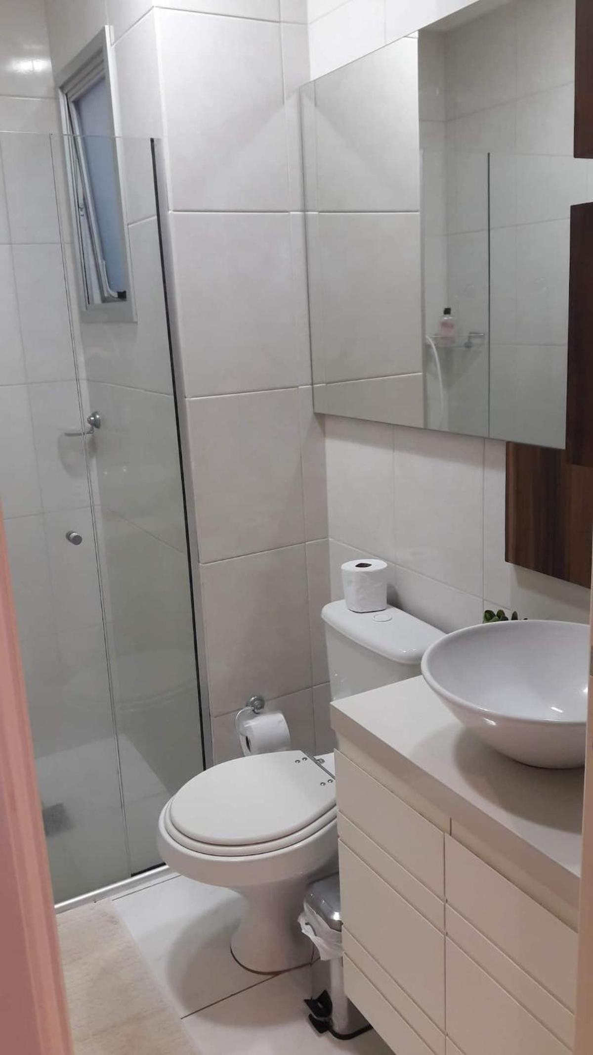 QUARTO TOP no CENTR0 com Cama Box de casal - acomoda até 2 pessoas - Home Office - WIFI - Smart TV com Apps Youtube - Cozinha - banheiro - Sala de Estar - 