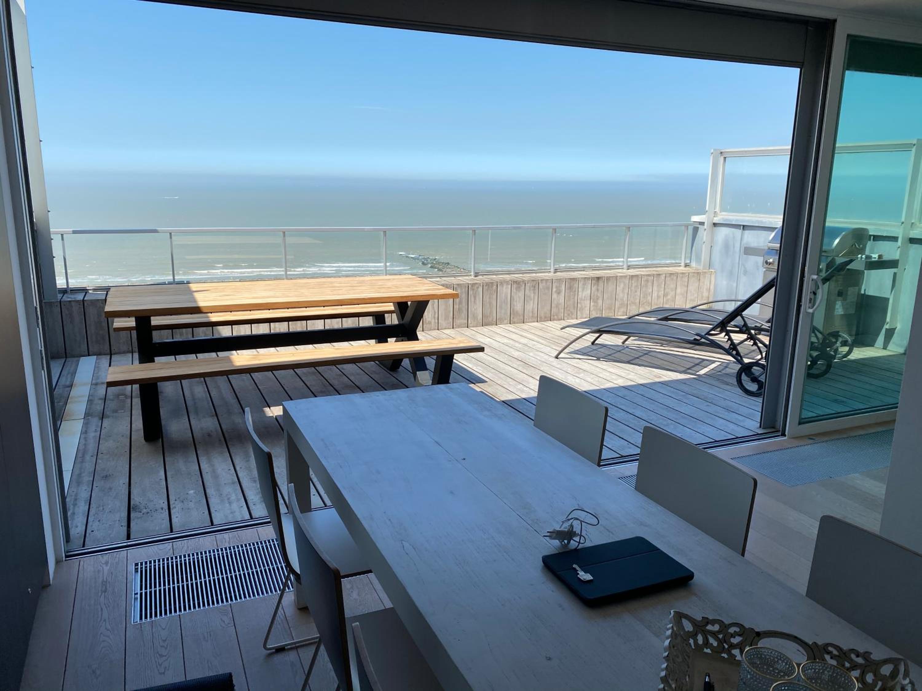 Penthouse Sea-Loft Blankenberge, uniek zeezicht, Luxeloft met 40m2 terras!
