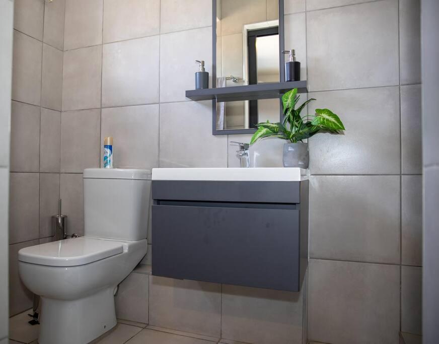 Cozy & peaceful self check-in, near Menlyn Maine view 4