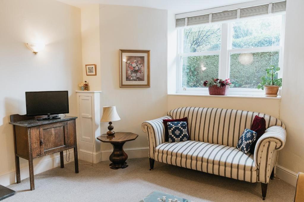 SUNNYSIDE APARTMENT - Spacious 2 Bedroom Ground Floor with Free Parking In Kendal, Cumbria view 5