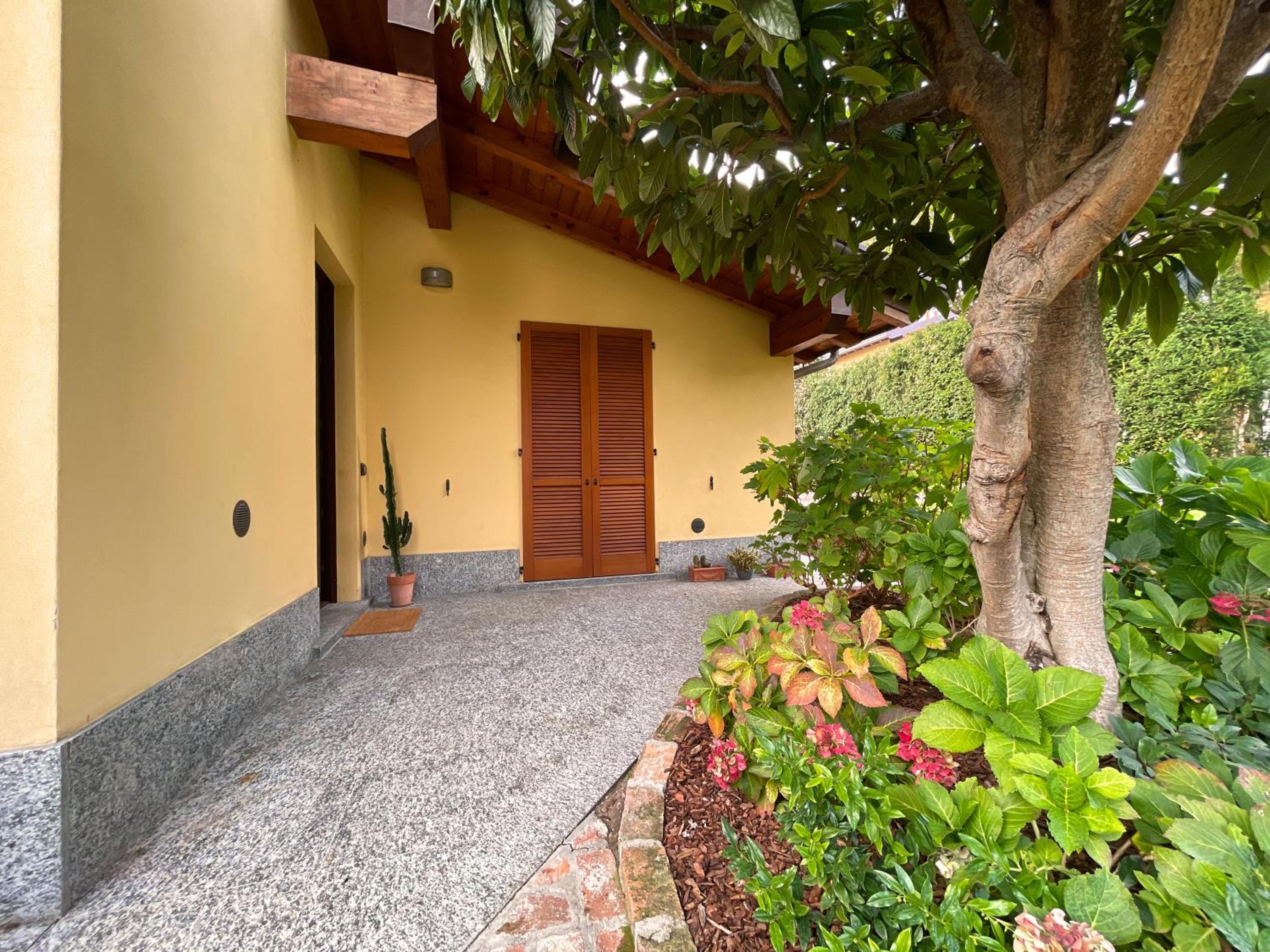 Entire accommodation with private garden near Milan and Lake Como - Free parking - Family friendly view 3