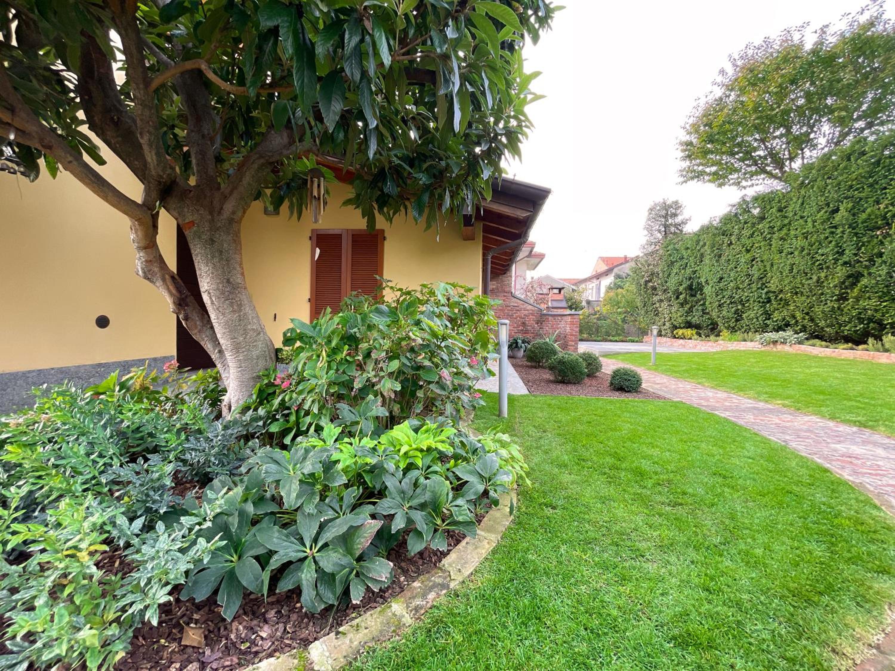 Entire accommodation with private garden near Milan and Lake Como - Free parking - Family friendly view 2