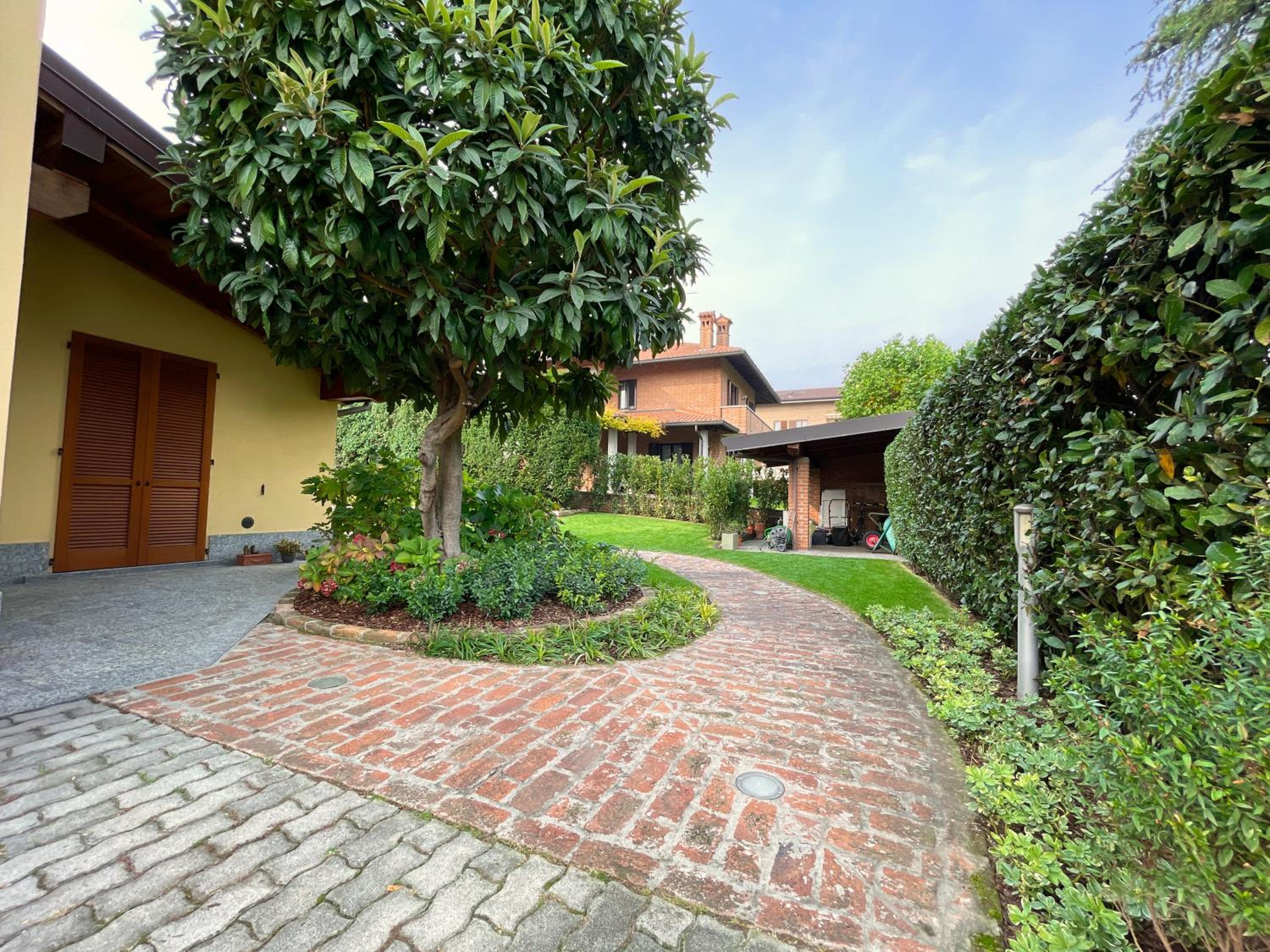 Entire accommodation with private garden near Milan and Lake Como - Free parking - Family friendly view 4