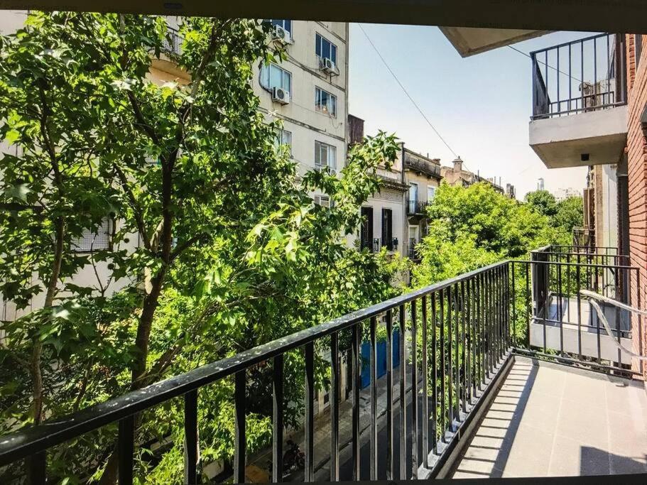Suite in San Telmo dormitorio en suite con dos baños y balcon a la calle