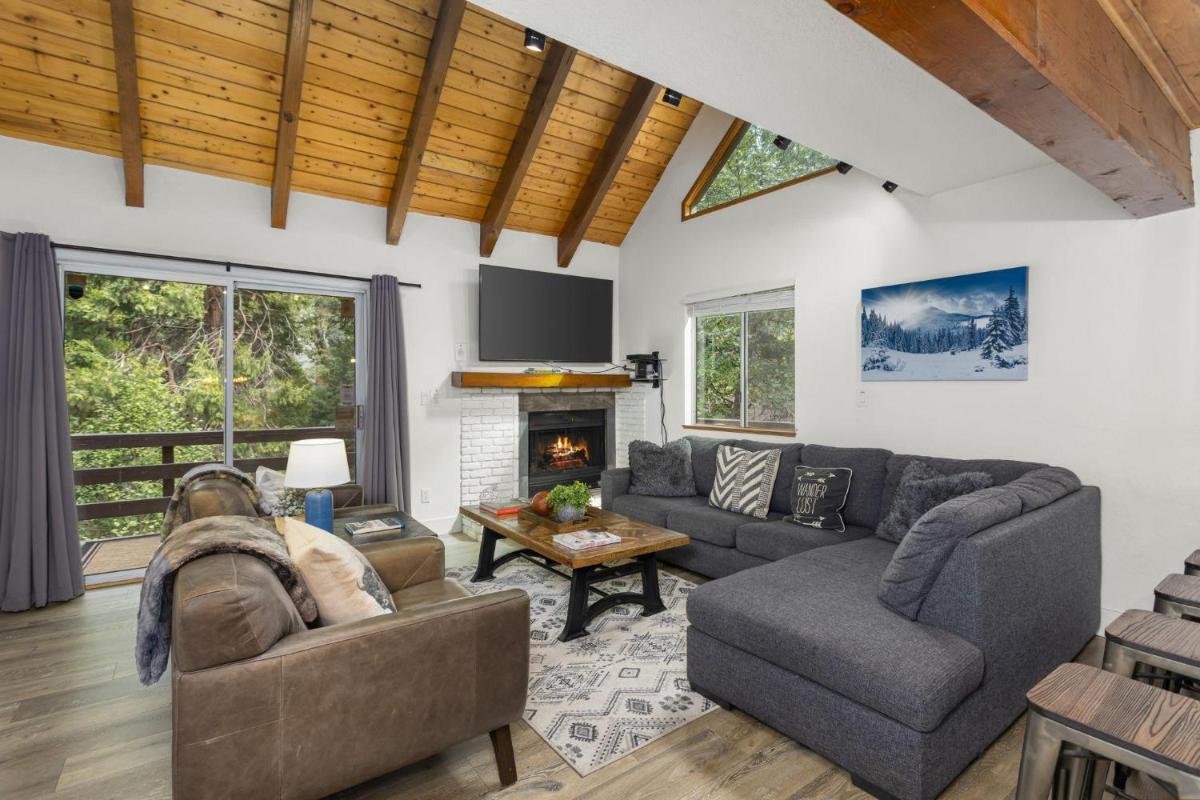 Spectacular Game Room, 3000 sqft, 2 Masters, Pool Table, 2 Decks, AC, Dogs view 2