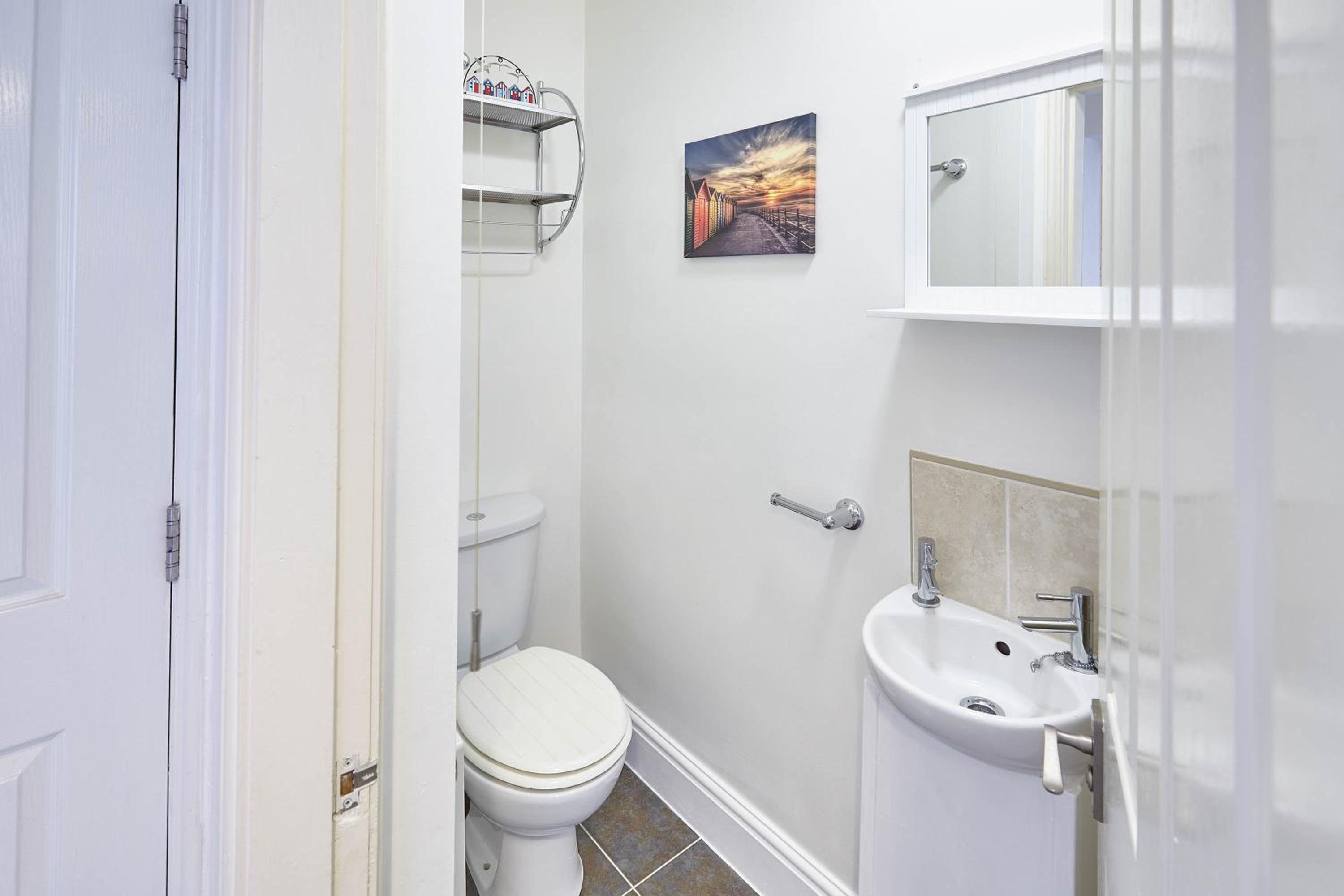 Host & Stay - The Whitby Pearl view 4