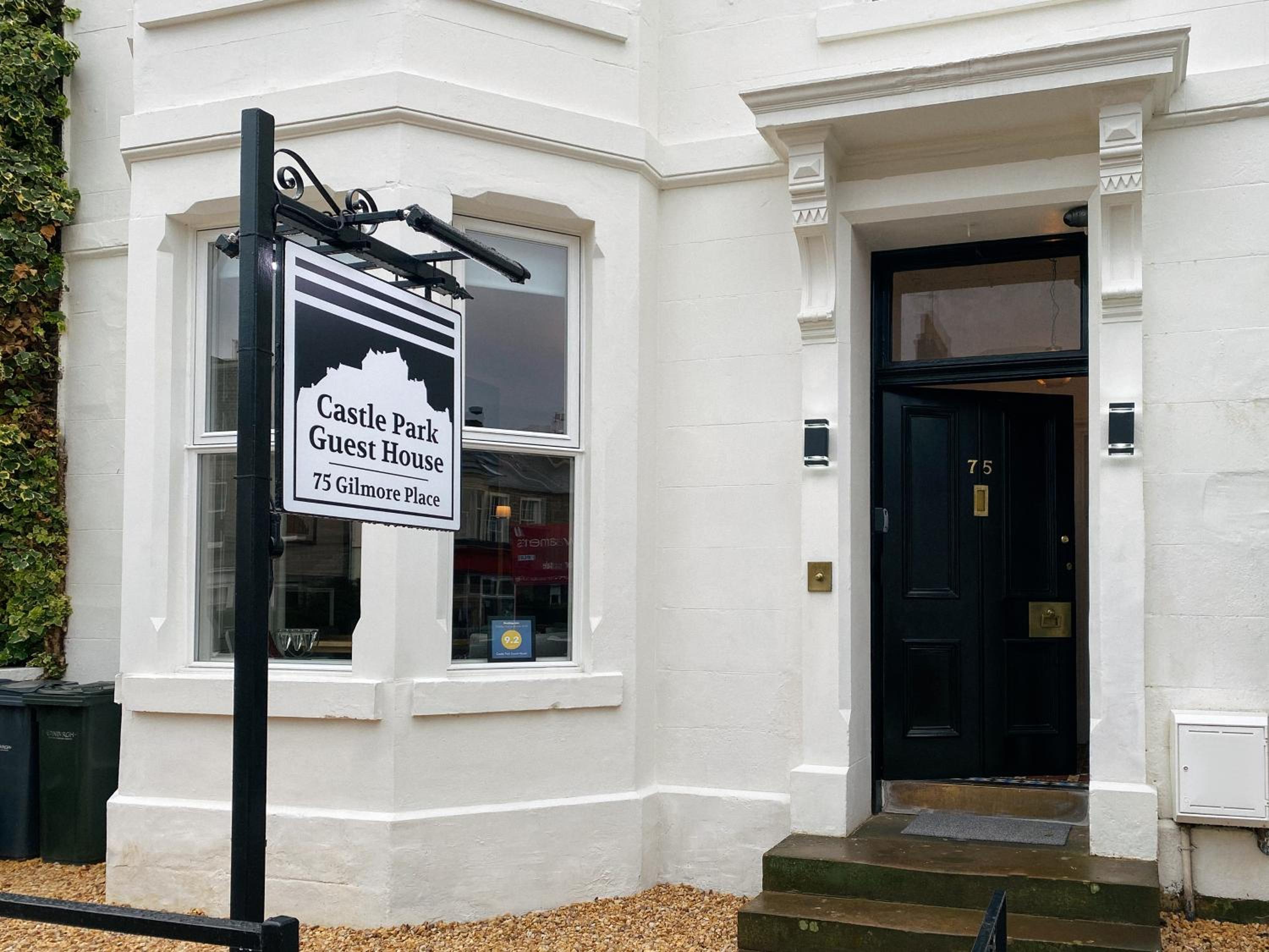 Hotel Castle Park Guest House - Image 1