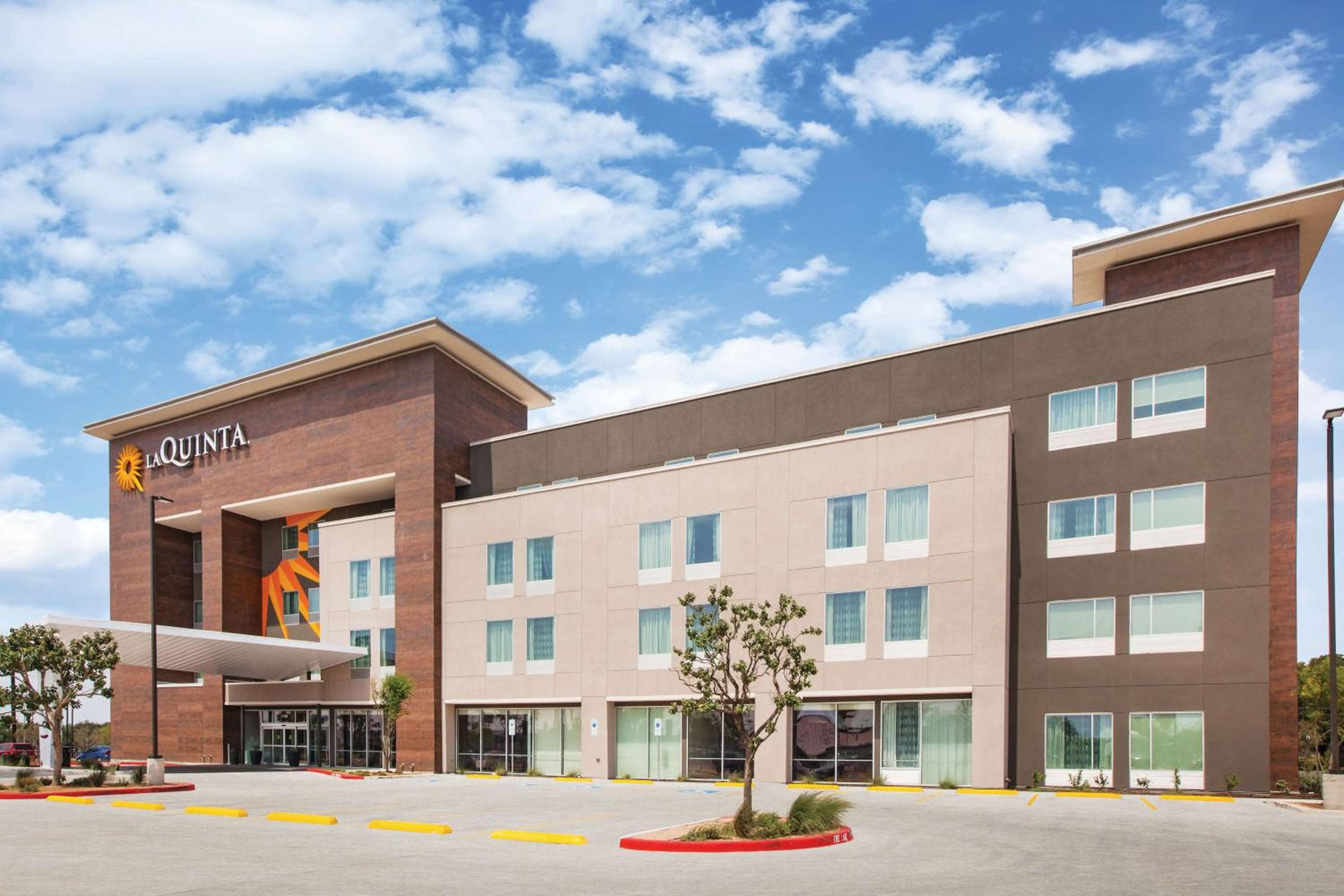 Hotel La Quinta Inn & Suites by Wyndham Bardstown - Image 1