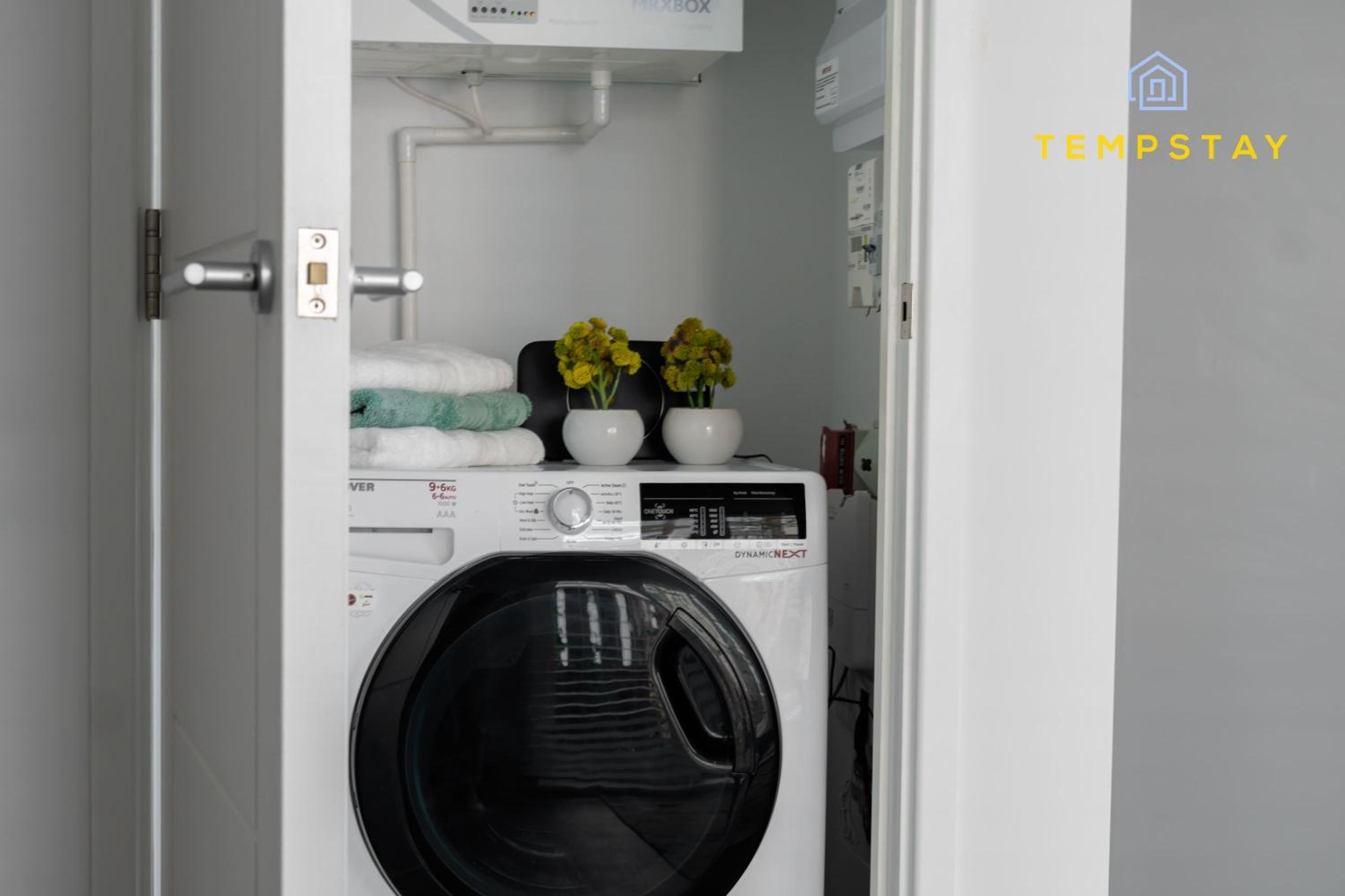 HIGH SPEC MODERN APARTMENT PRIME LOCATION! PARKING - By Tempstay view 2