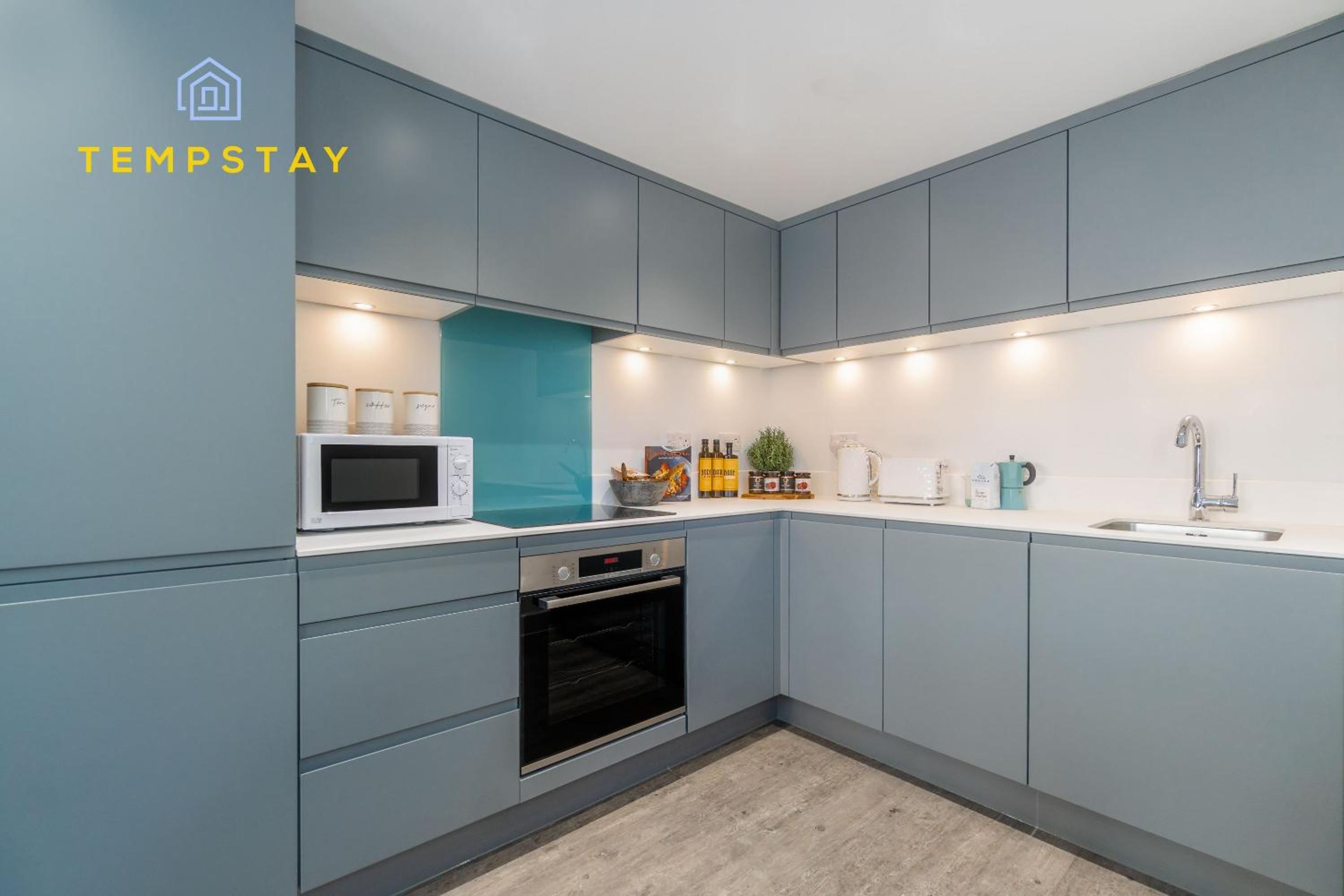 HIGH SPEC MODERN APARTMENT PRIME LOCATION! PARKING - By Tempstay view 5