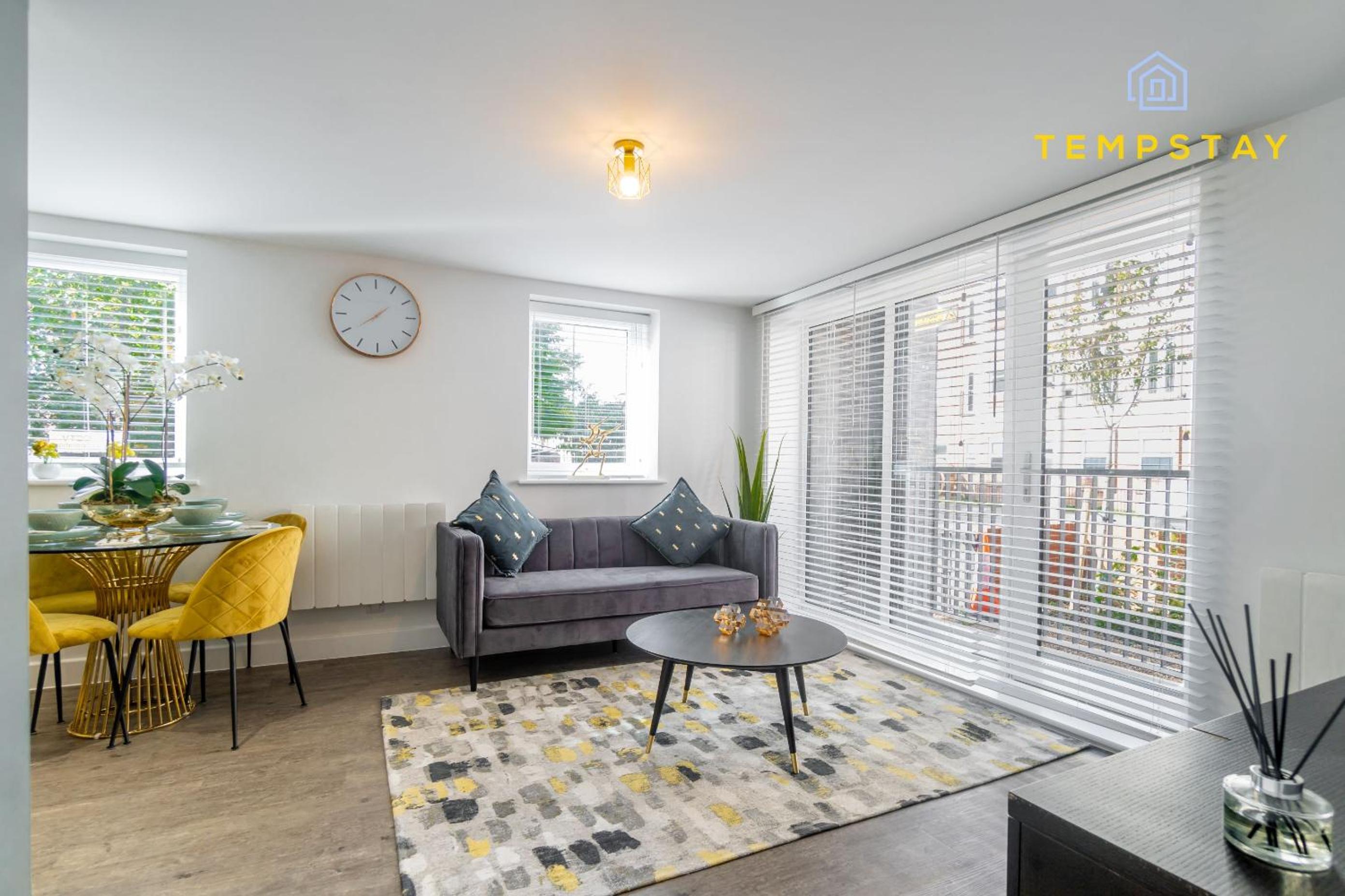 HIGH SPEC MODERN APARTMENT PRIME LOCATION! PARKING - By Tempstay view 4