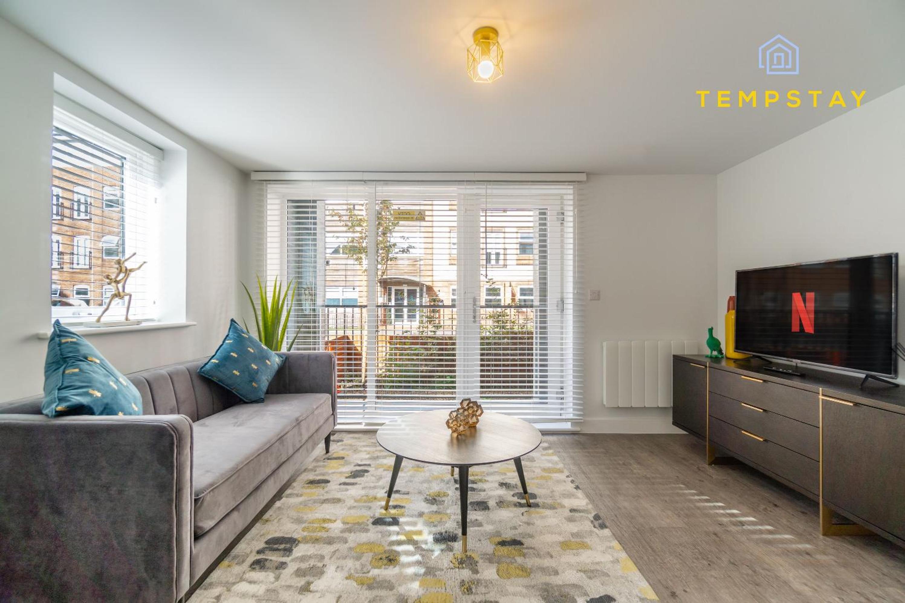 HIGH SPEC MODERN APARTMENT PRIME LOCATION! PARKING - By Tempstay view 3