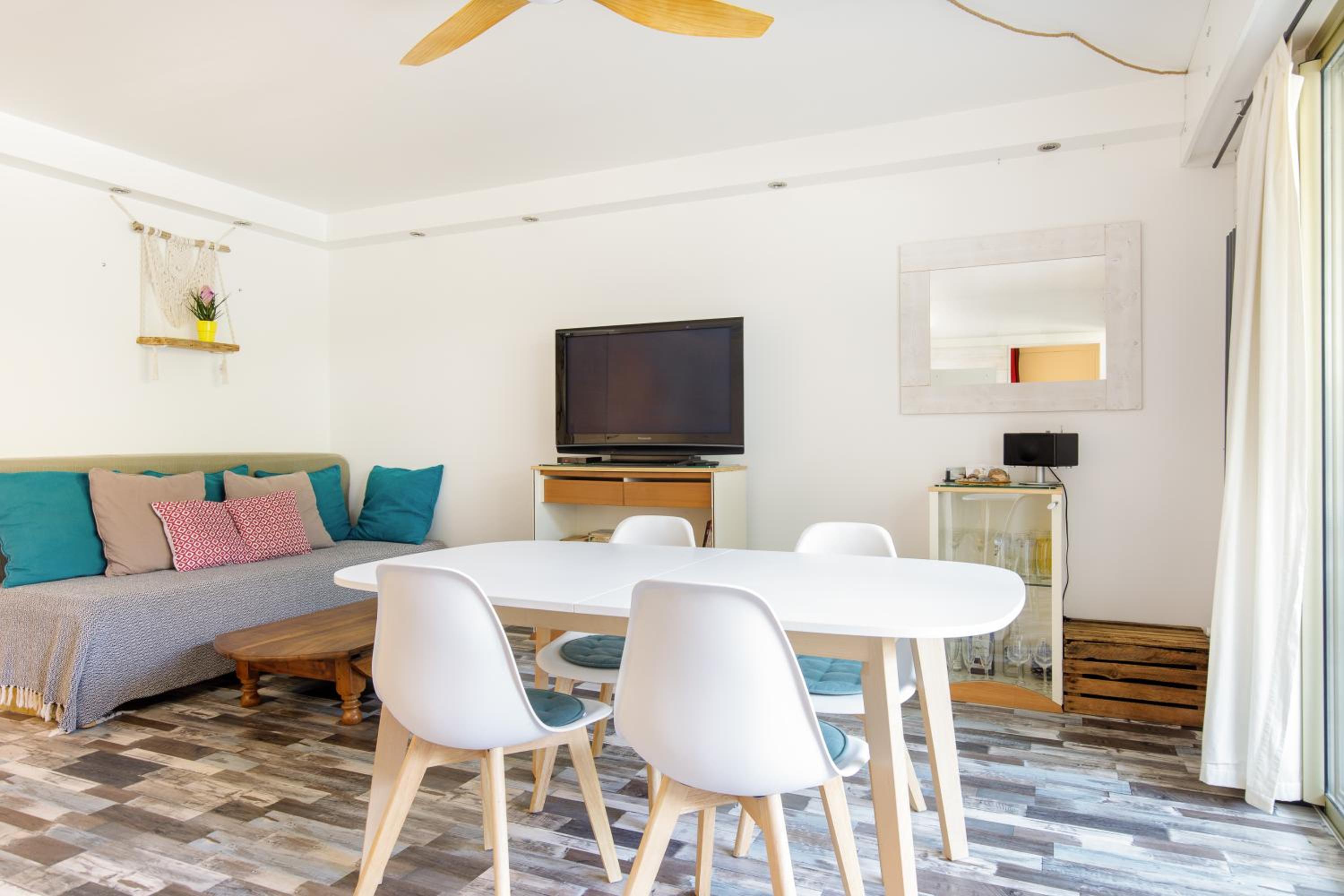 Grand Studio neuf face port et plage, parking privé view 4