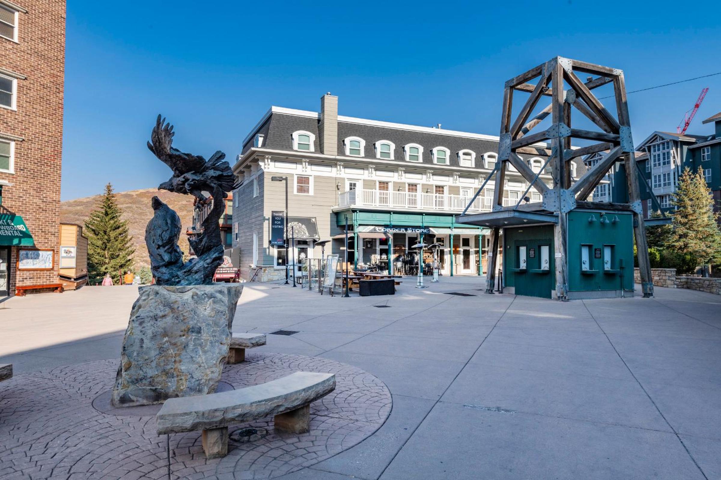 Ski-in/Ski-out, Stunning Top Floor Condo at Park City Base, Professionally Decorated Luxury 5BR view 2