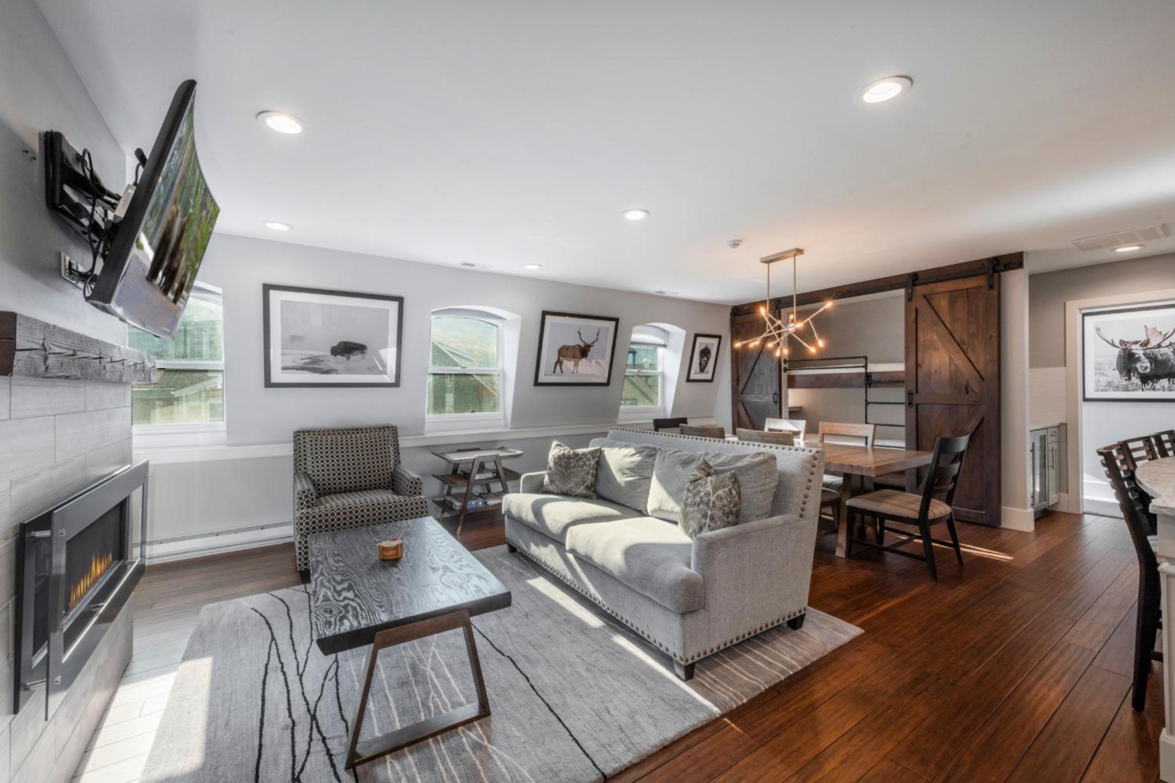 Ski-in/Ski-out, Stunning Top Floor Condo at Park City Base, Professionally Decorated Luxury 2BR view 5