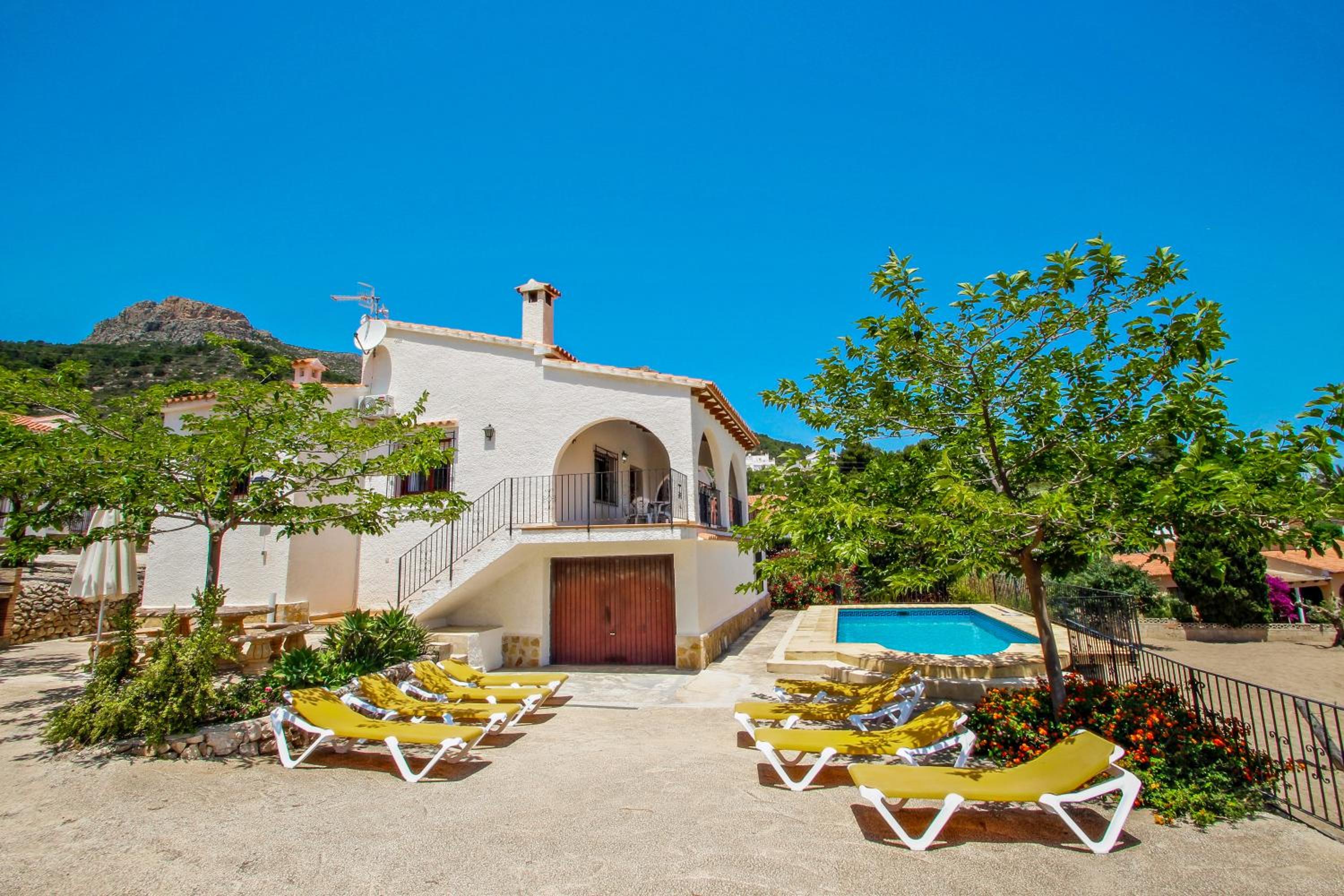 Laura-28A - traditionally furnished detached villa with peaceful surroundings in Calpe view 2