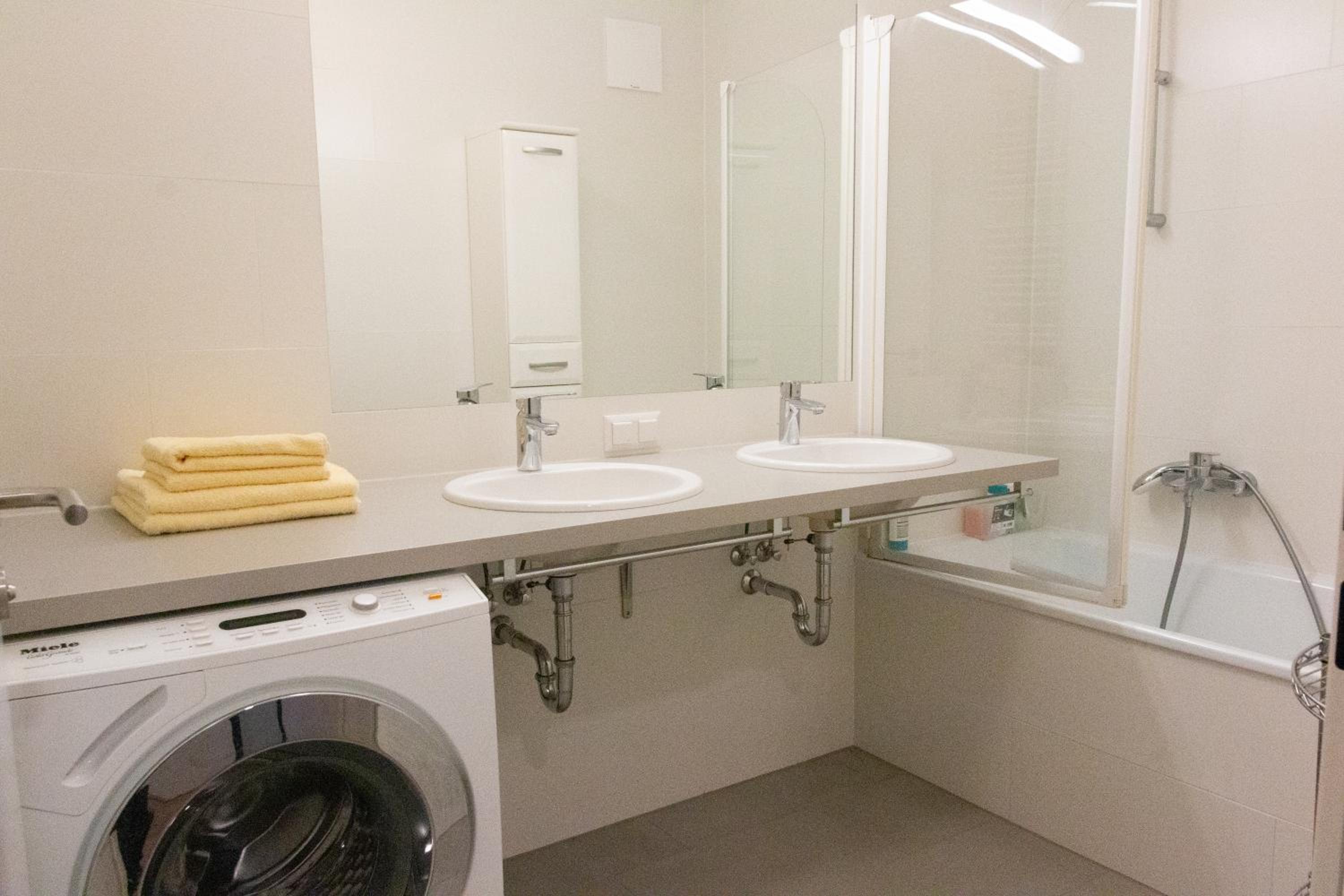 New, quiet flat next to U1, VIC, shopping mall,...