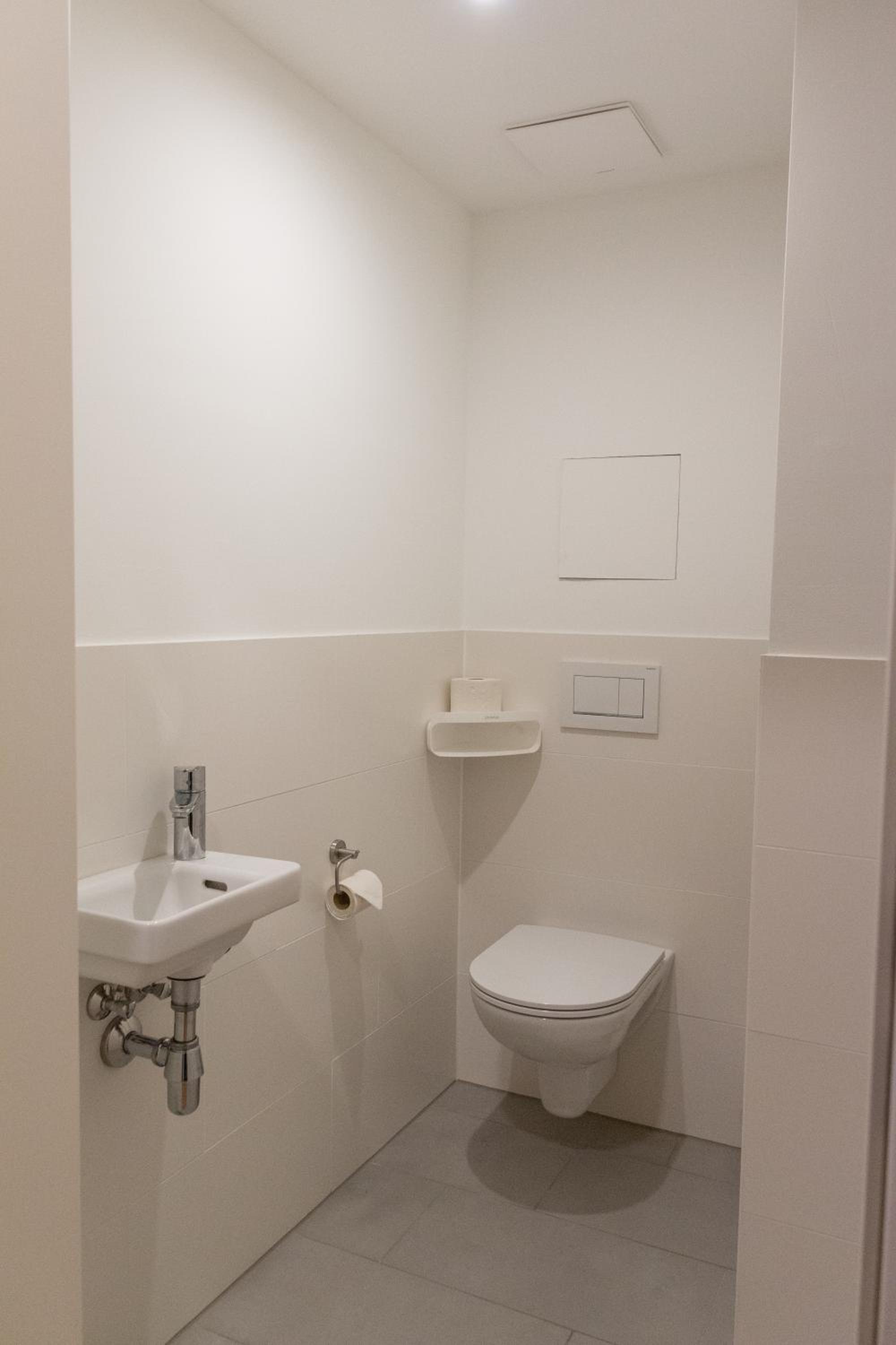 New, quiet flat next to U1, VIC, shopping mall,...