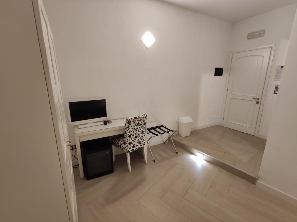 Hotel SAMI Rooms - Teatro a 400 mt - Ortigia a 1500 mt - Prenotazioni solo con B00KING - Reservation only with B00KING - - Image 1