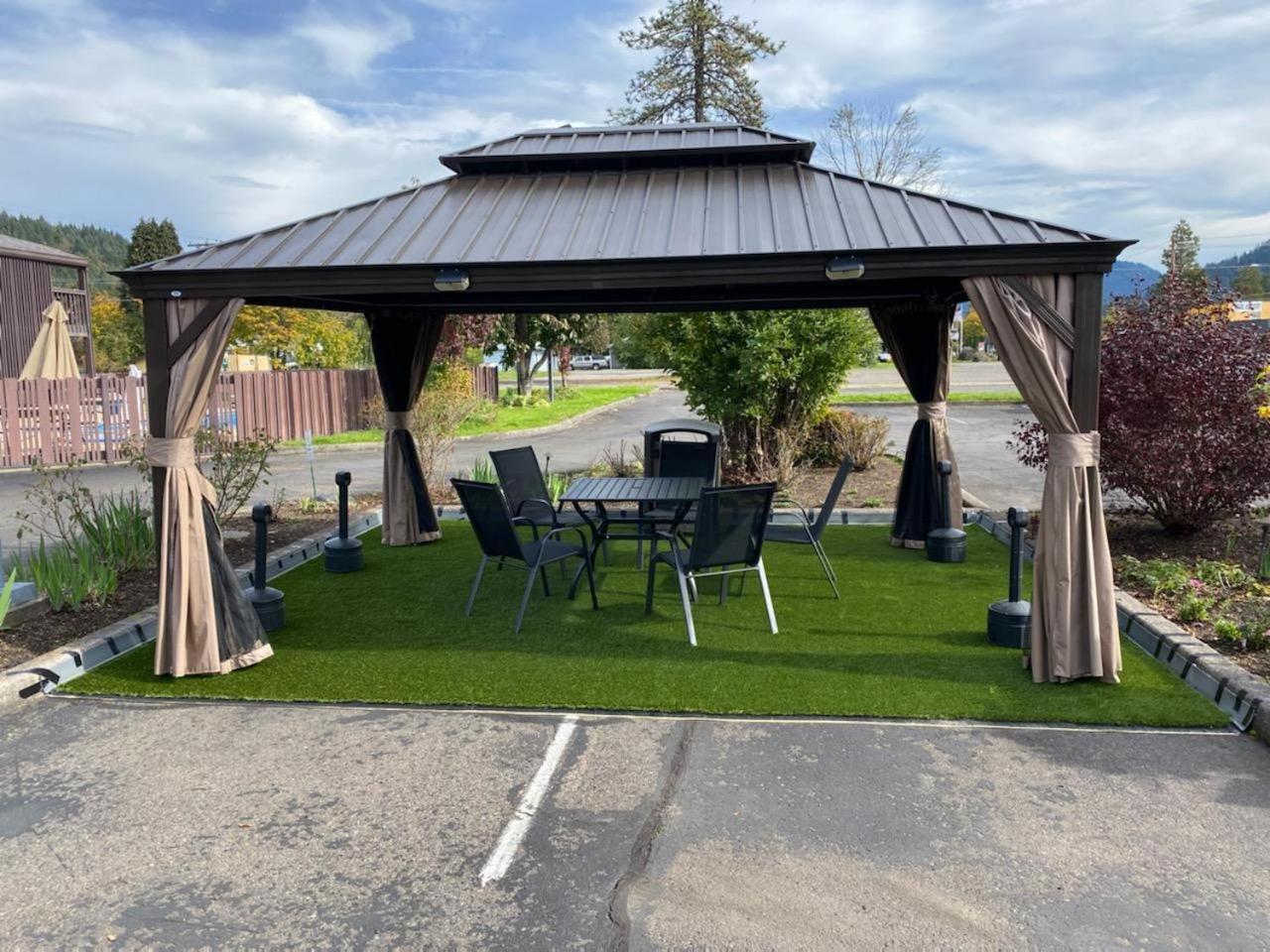 Oakridge Inn & Suites